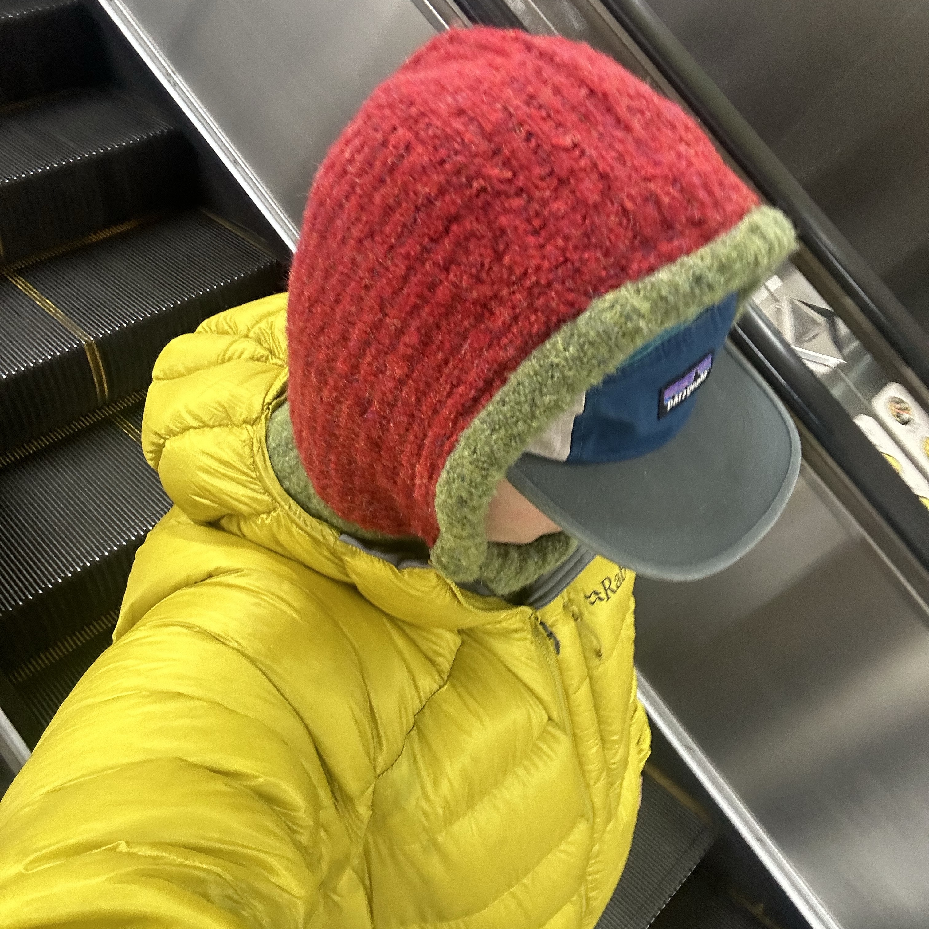 Rab Mythic Ultra Jacket Dark Pollen, Rab x Gramicci Logo Beanie Slate Grey 착용 스타일 - 4