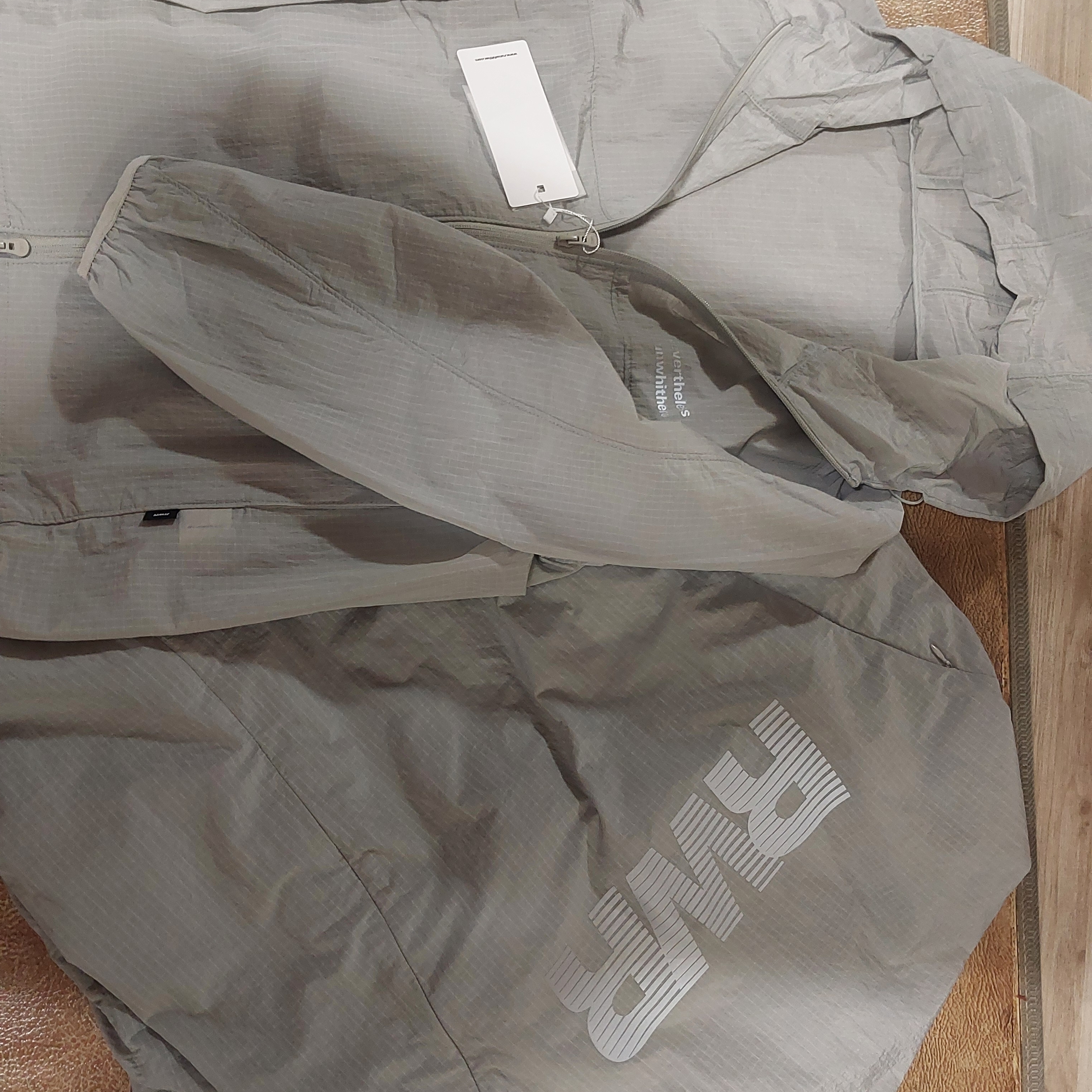 [KREAM 단독] runwhither Windbreaker Jacket V2 Gray 착용 스타일
