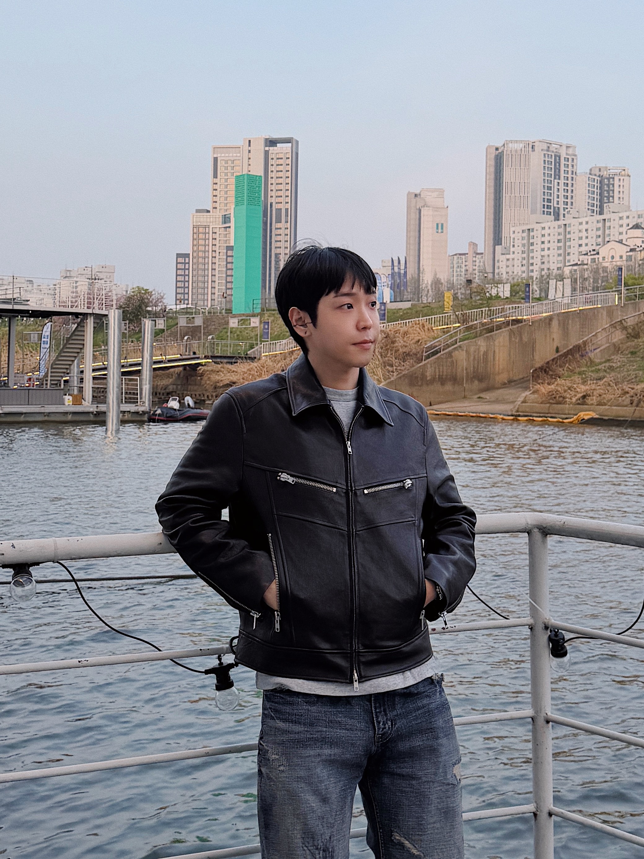 Sundayoffclub Thrashed Straight Leg Jeans, STU Lambskin Zipper Leather Jacket In Black 착용 스타일 - 3