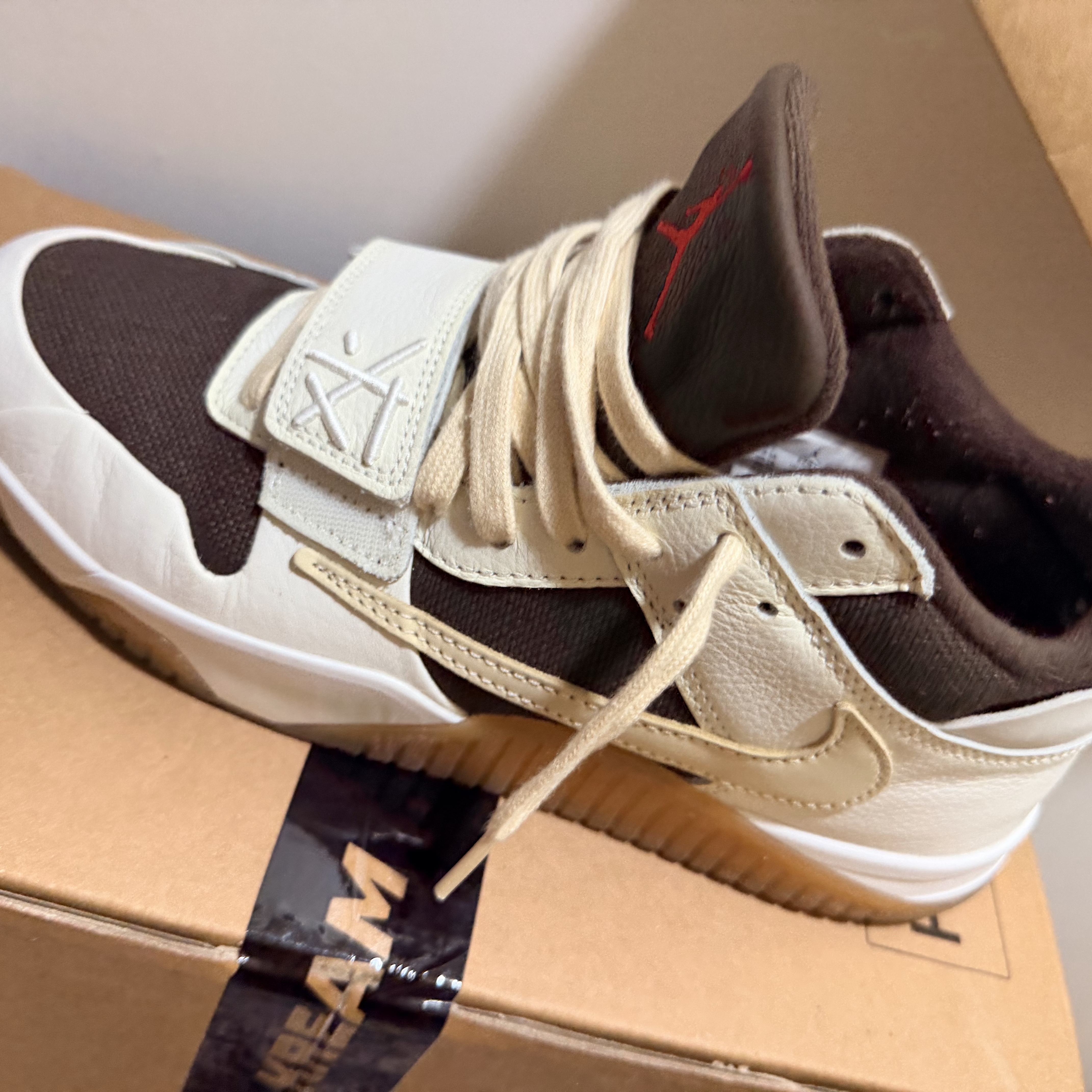 Jordan x Travis Scott Jumpman Jack TR Sail and Dark Mocha 착용 스타일