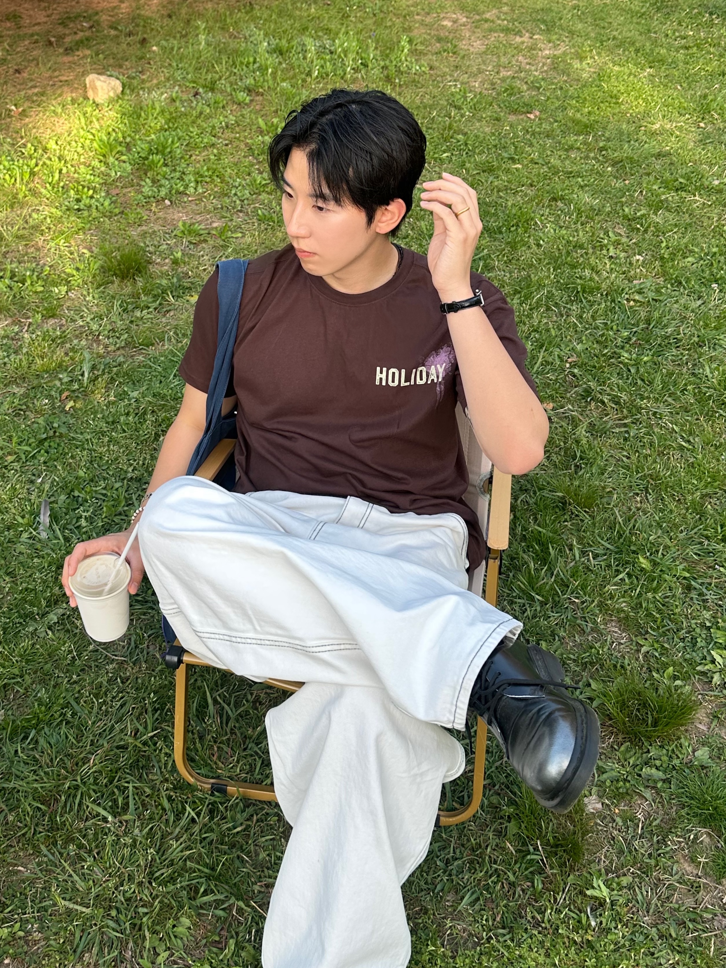 AMOU Holiday Half T-Shirts Brown, Dr. Martens 1461 Silver Arcadia Multi 착용 스타일