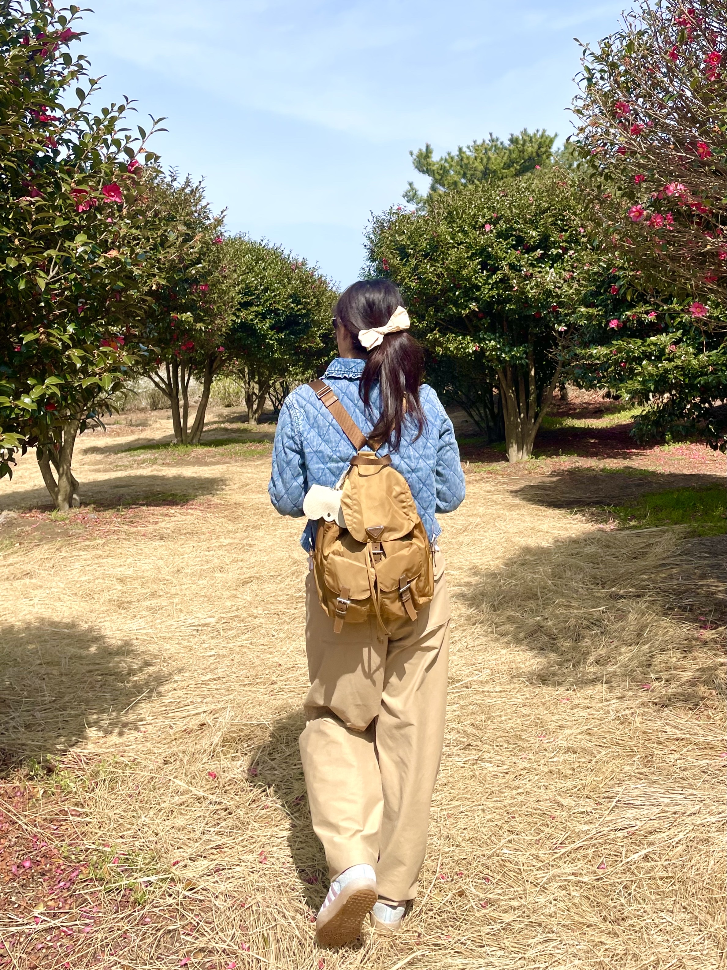 (W) Adidas Sambae Clear Sky Bliss Lilac, Prada Re-Nylon Small Backpack Camel Brown 착용 스타일