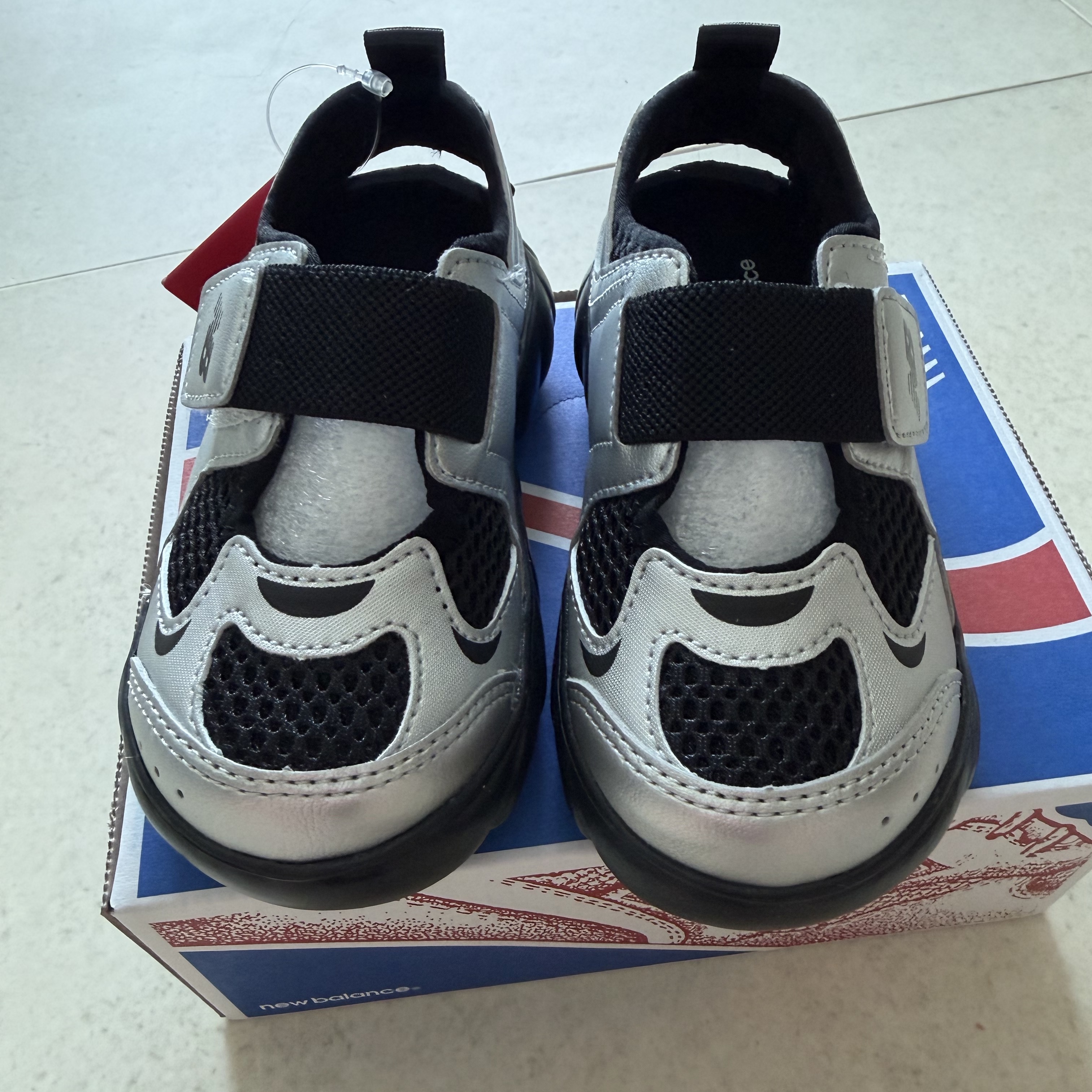 (TD) New Balance Freedle 920 Sandal Gray 착용 스타일 - 2