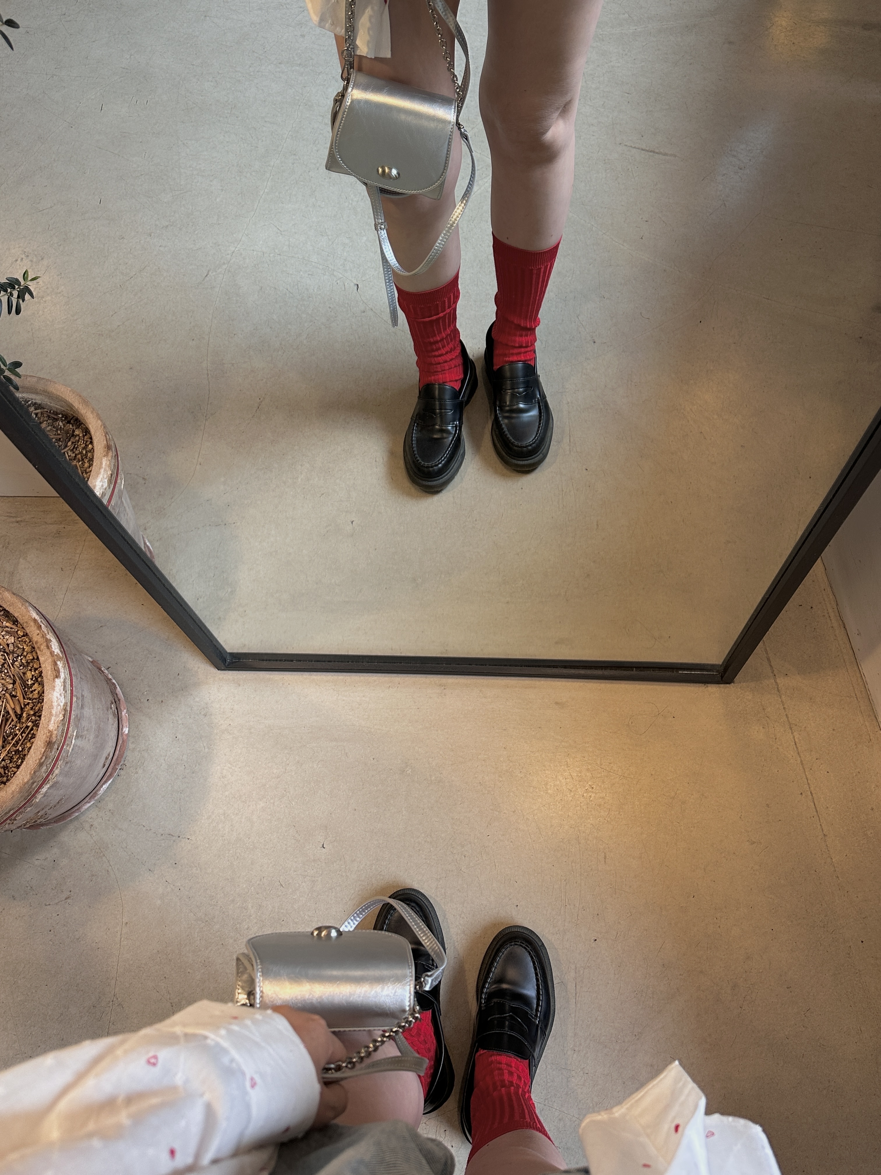Dr. Martens Penton Made in England Bex Black, Dr. Martens Delapre Penny Loafers Black 착용 스타일 - 2