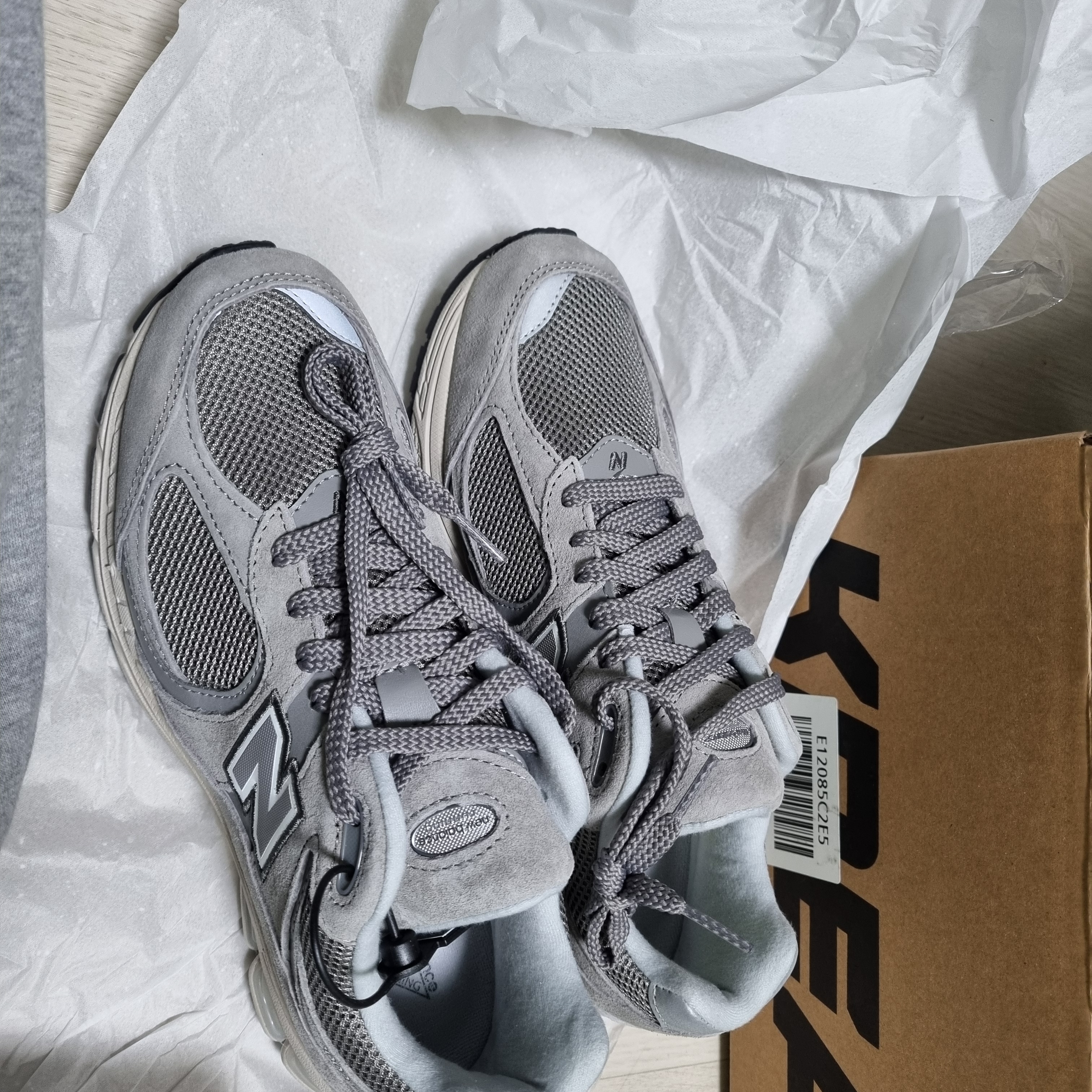 New Balance 2002R Grey 착용 스타일 - 4