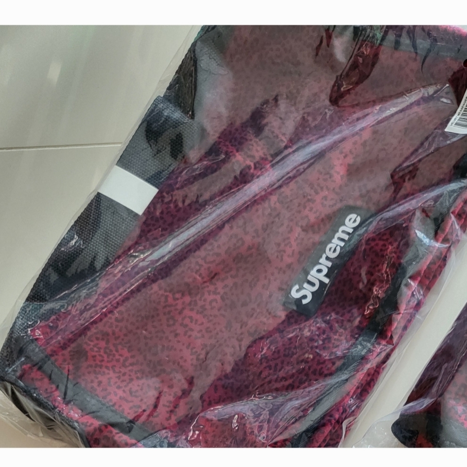 Supreme Velvet Small Messenger Bag Red Leopard - 25FW 착용 스타일 - 3
