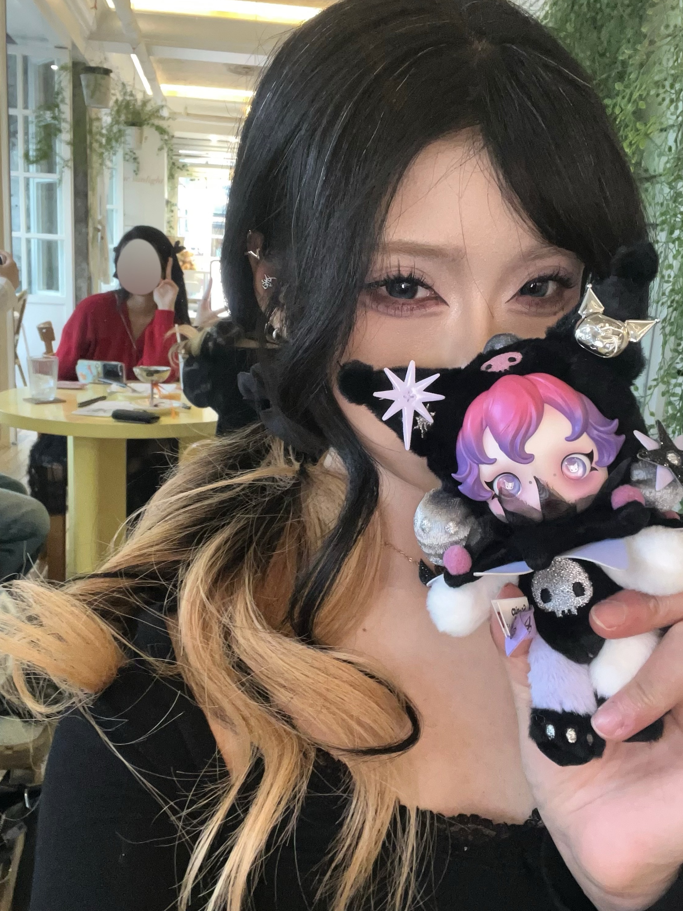 Pop Mart Skullpanda x Kuromi Plush 착용 스타일
