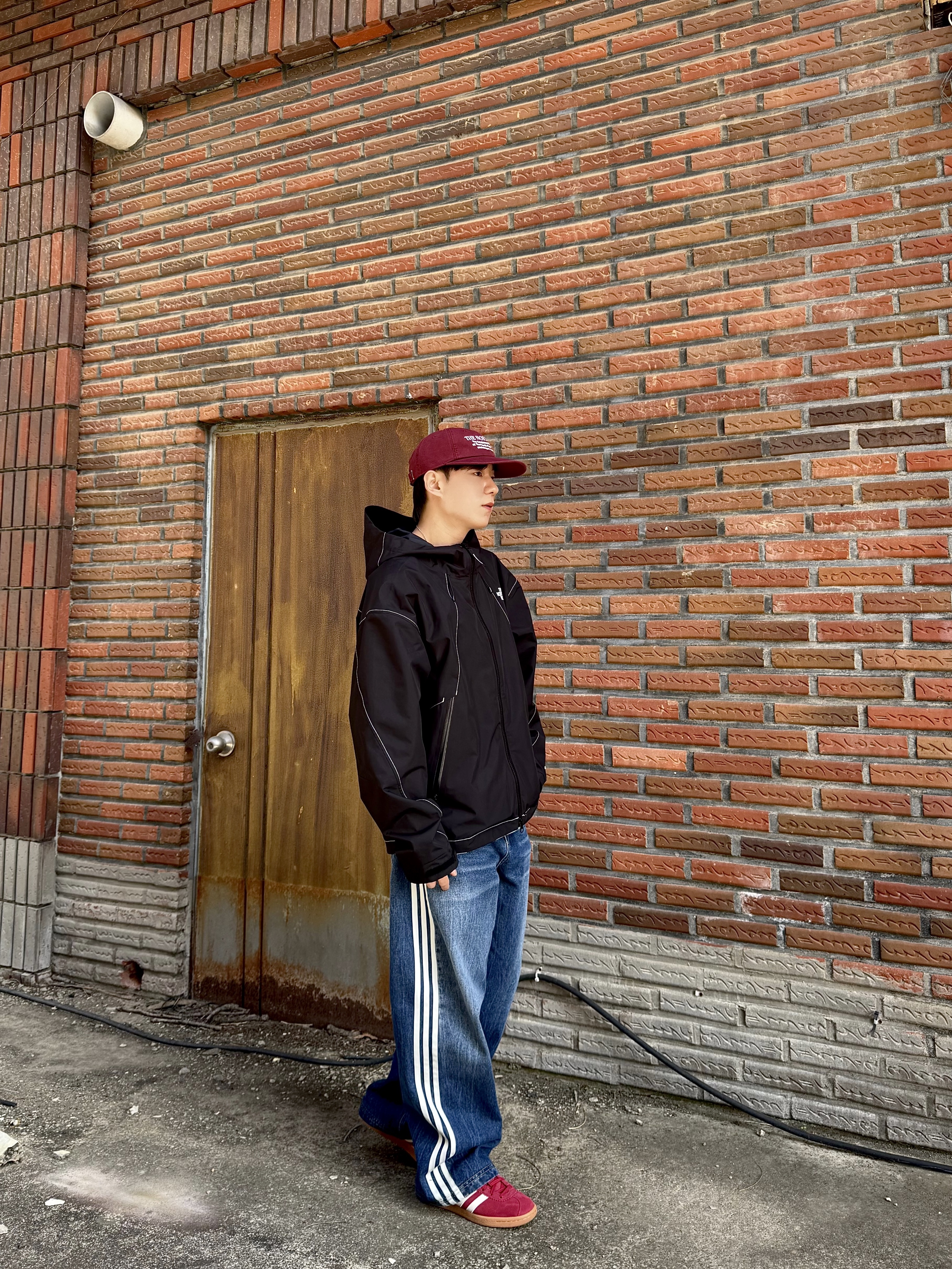 The North Face White Label Britton Jacket Black, Adidas Bermuda College Burgundy 착용 스타일 - 2