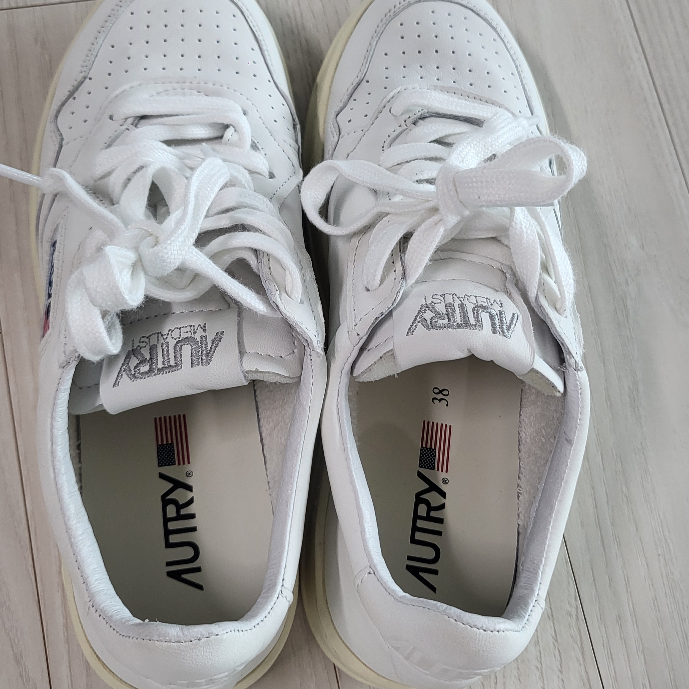 (W) Autry Medalist Low Goatskin Sneakers White 착용 스타일