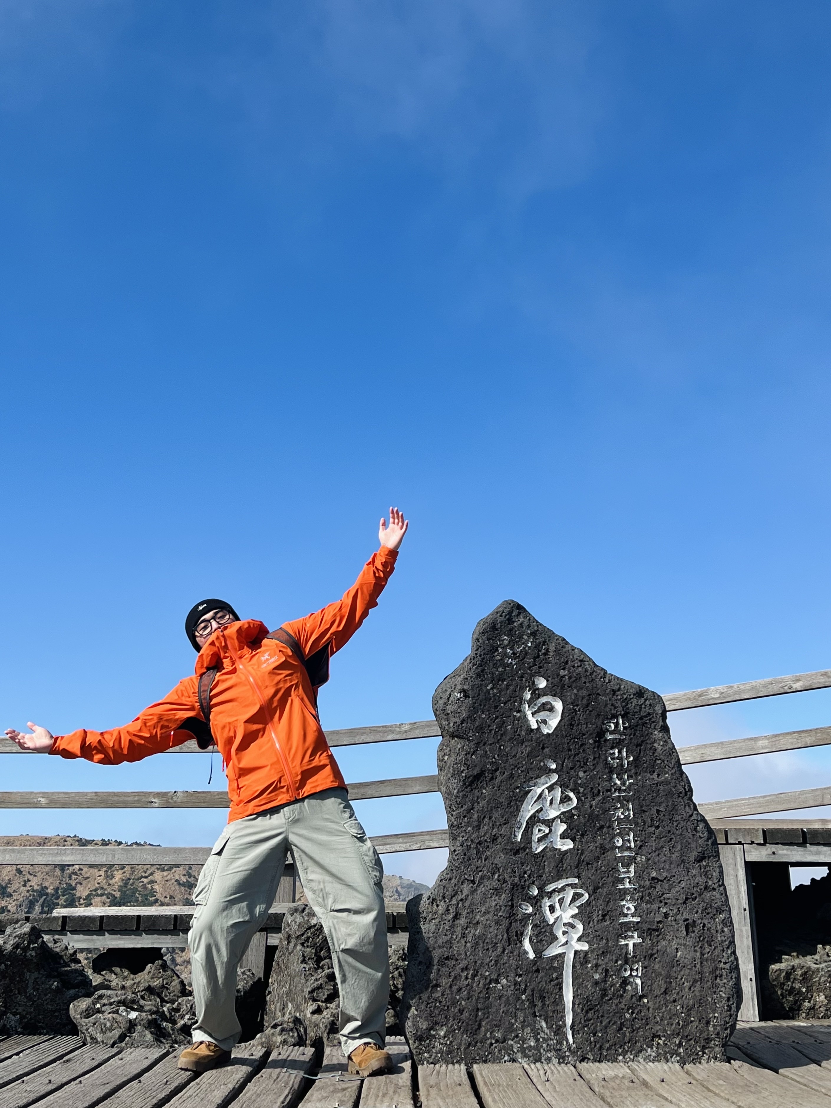 Arc'teryx Beta Jacket Phenom, Montbell Versalite Pack 15 Backpack Gunmetal 착용 스타일