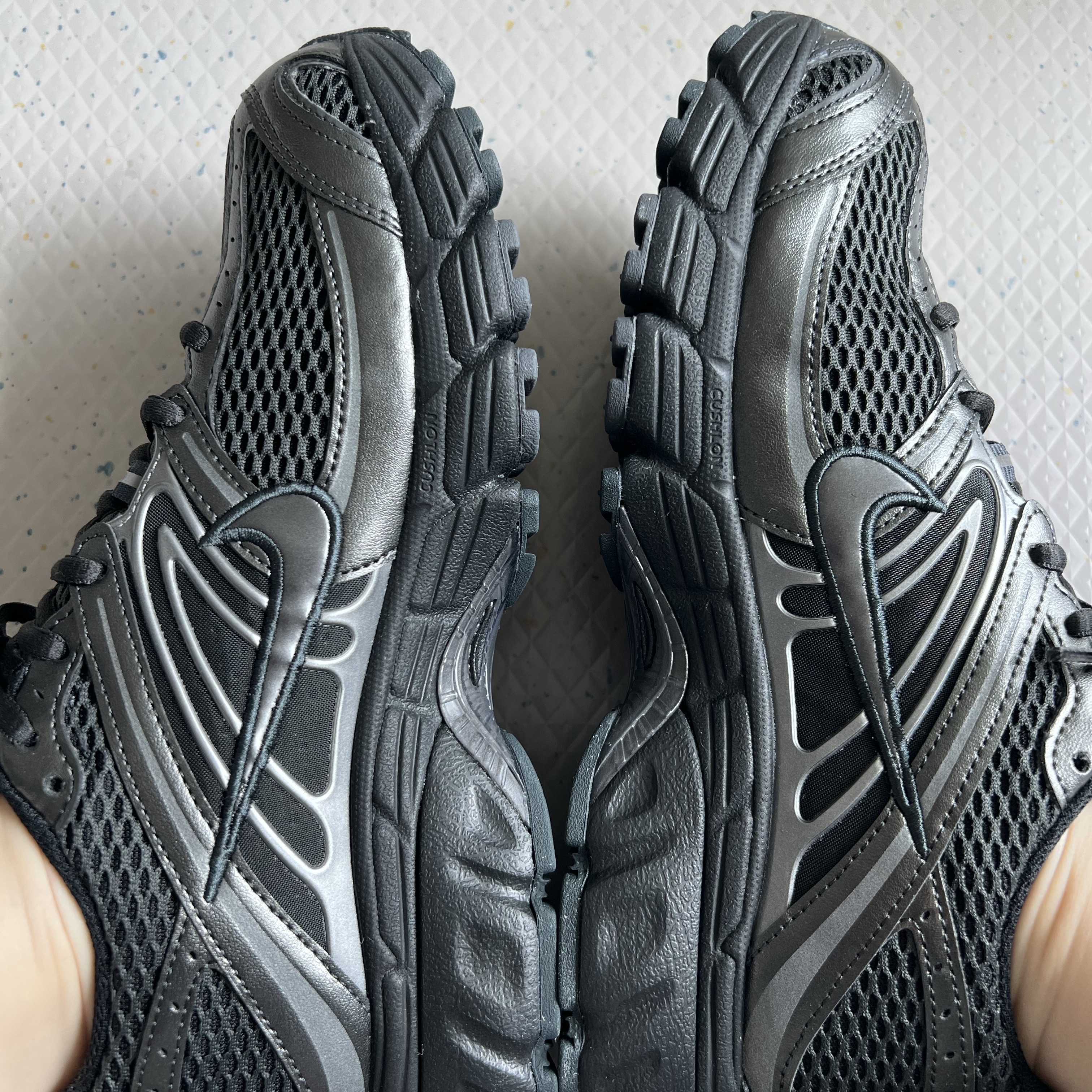Nike Air Max Moto 2K Black Metallic Dark Grey 착용 스타일 - 2