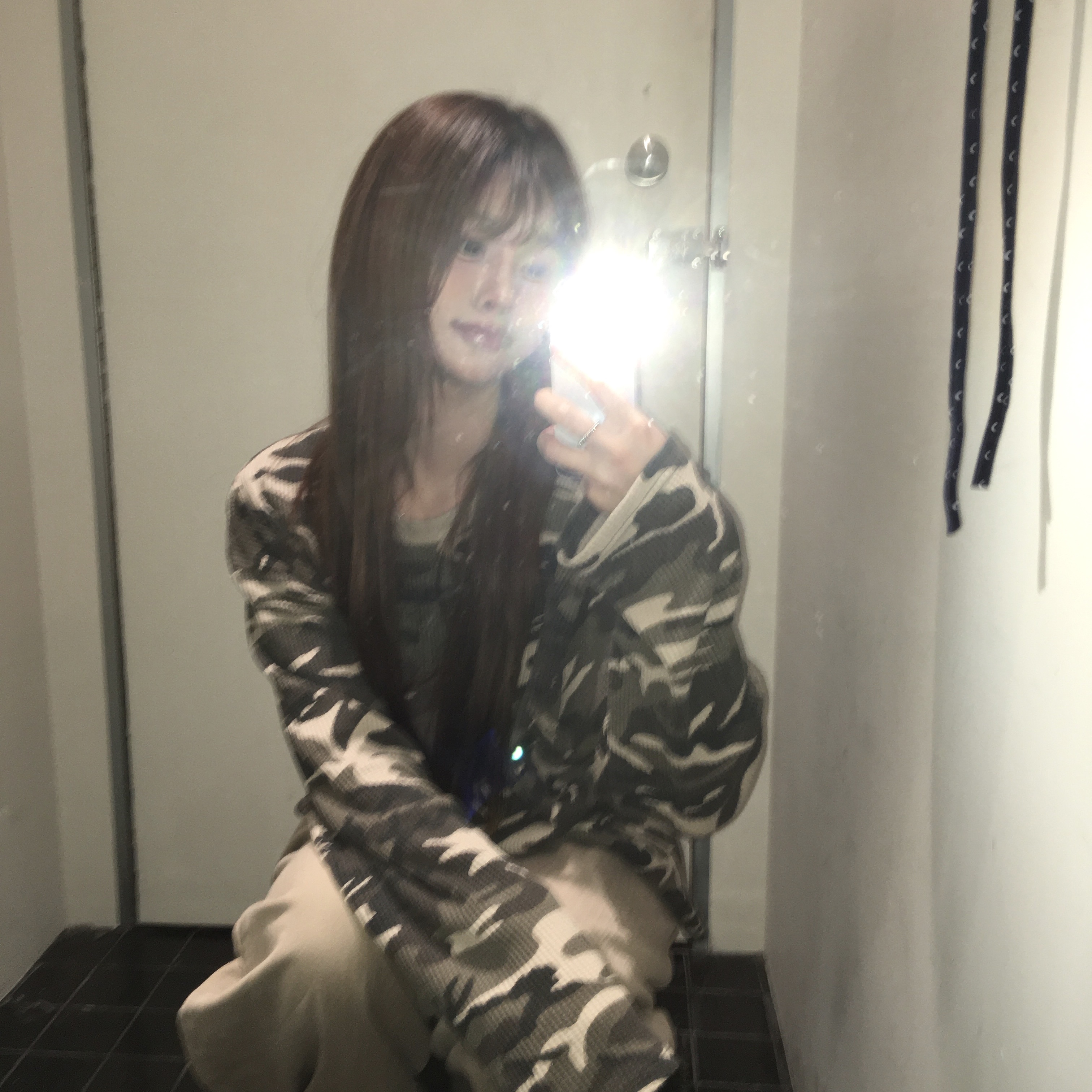 SLOW RECORD HOUSE Fingerhole Crop Long Sleeve Camo Beige 착용 스타일 - 1