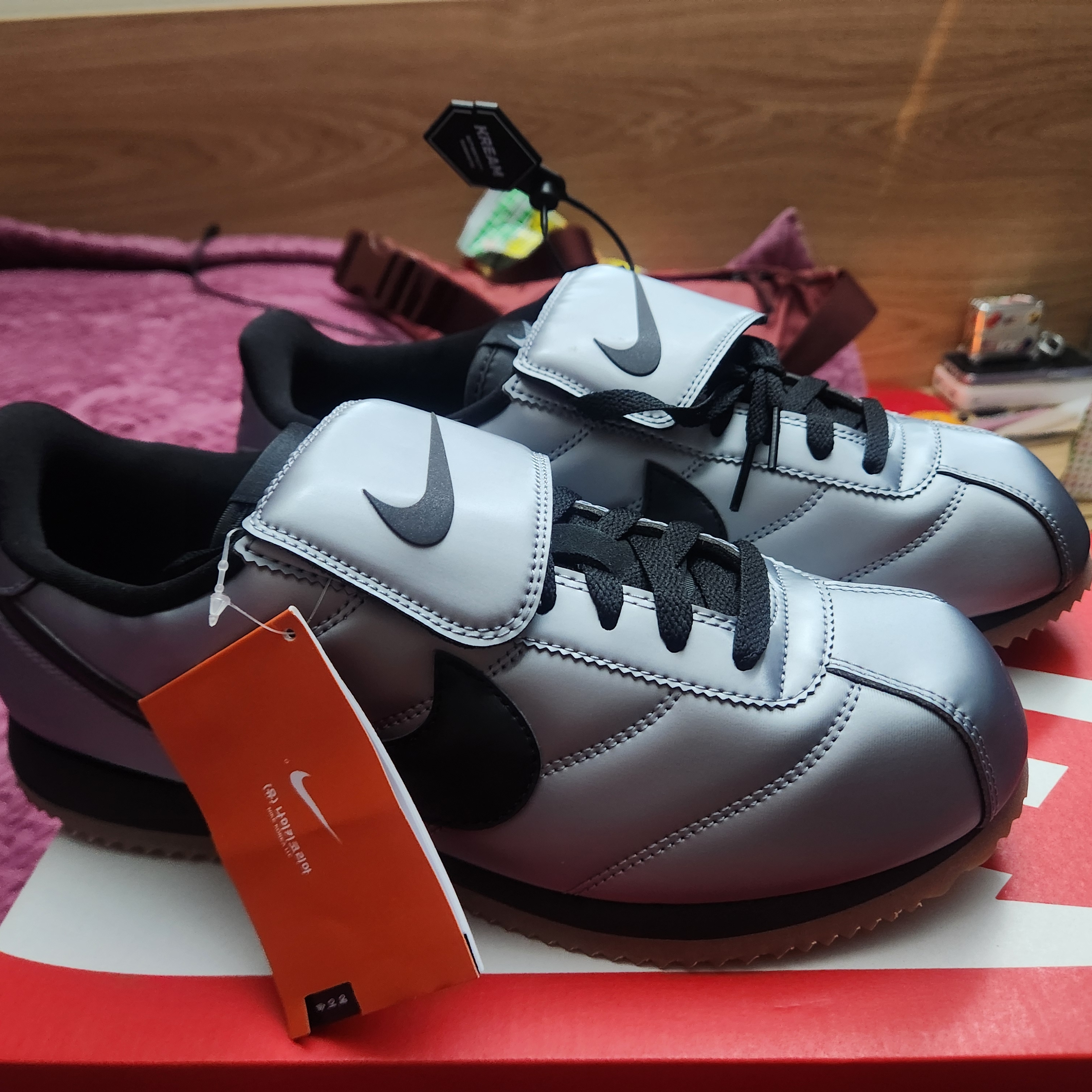 Nike Cortez Leather SE Metallic Cool Grey Black 착용 스타일