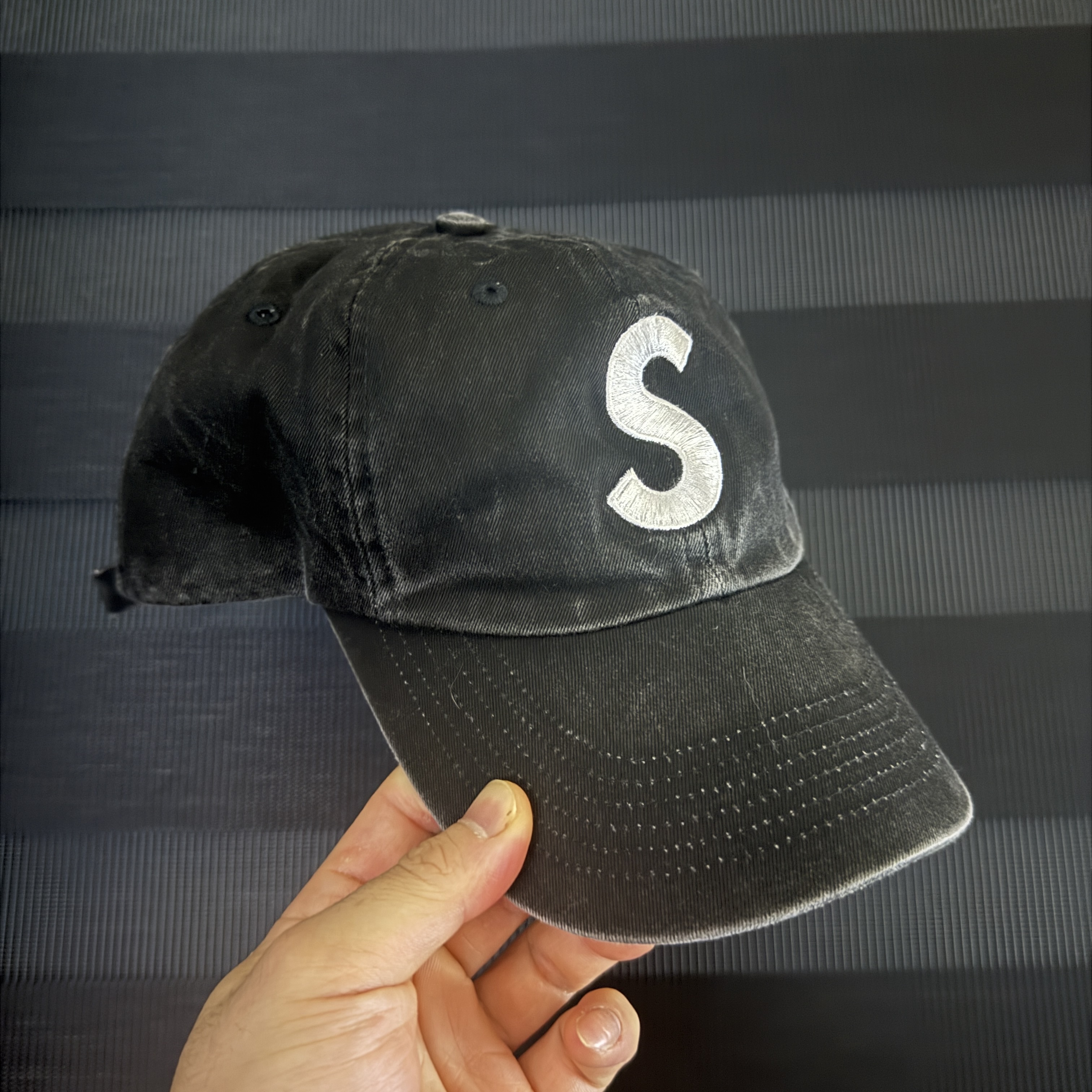 Supreme Pigment Coated 2-Tone S Logo 6-Panel Black - 25FW 착용 스타일
