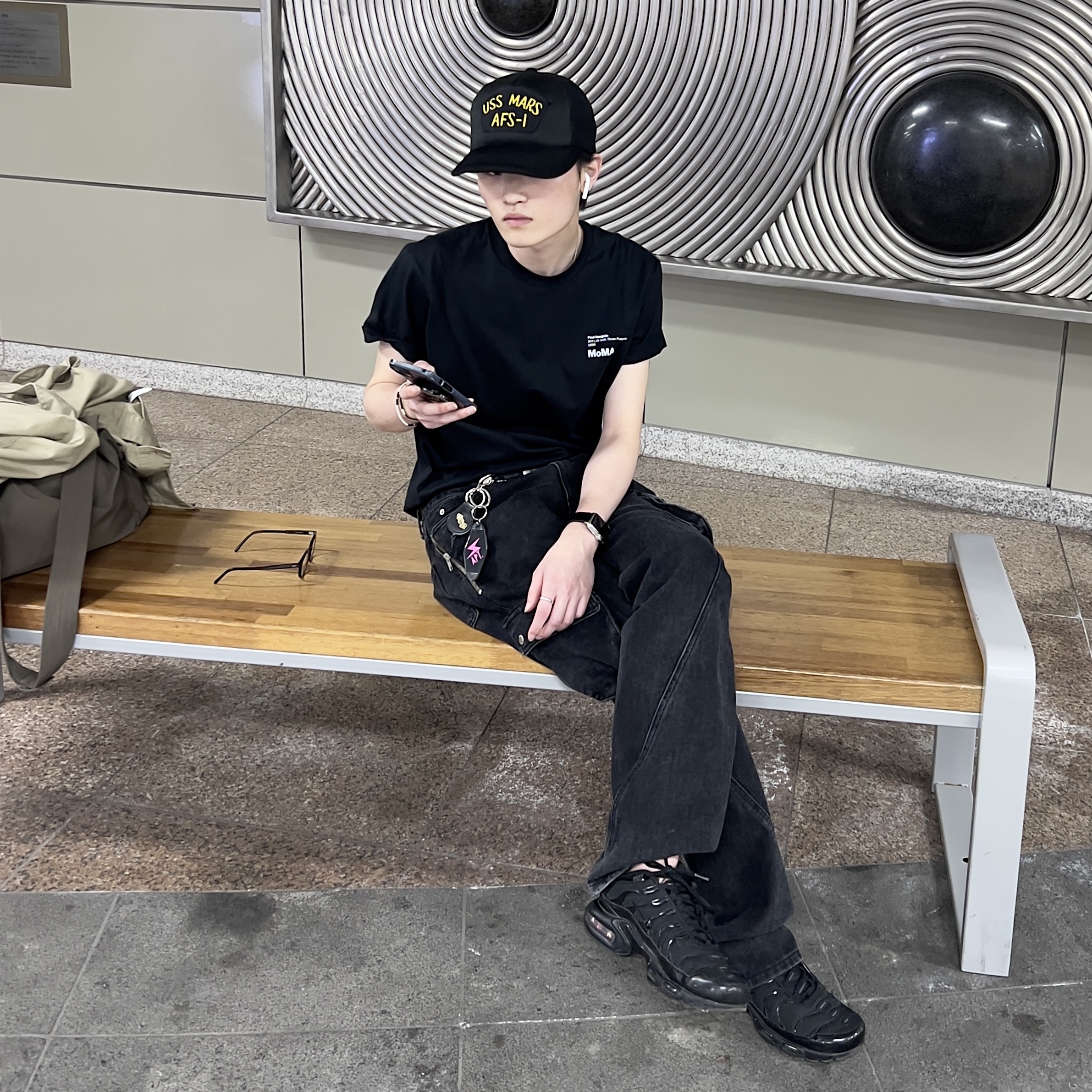 Nike Air Max Plus Triple Black, Uniqlo U Drawstring Shoulder Bag Olive 착용 스타일 - 1