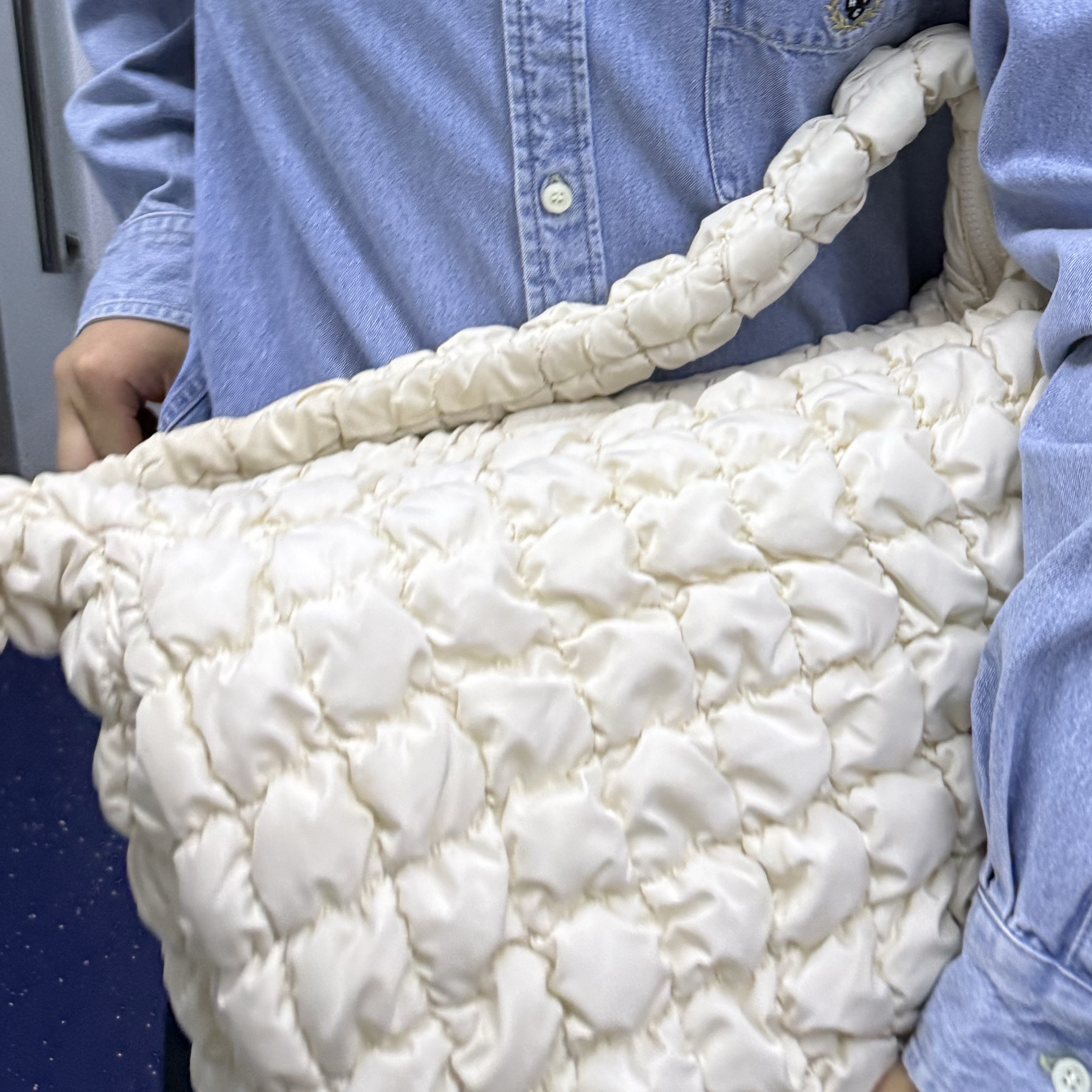 COS Quilted Oversized Shoulder Bag Off White Light Beige 착용 스타일