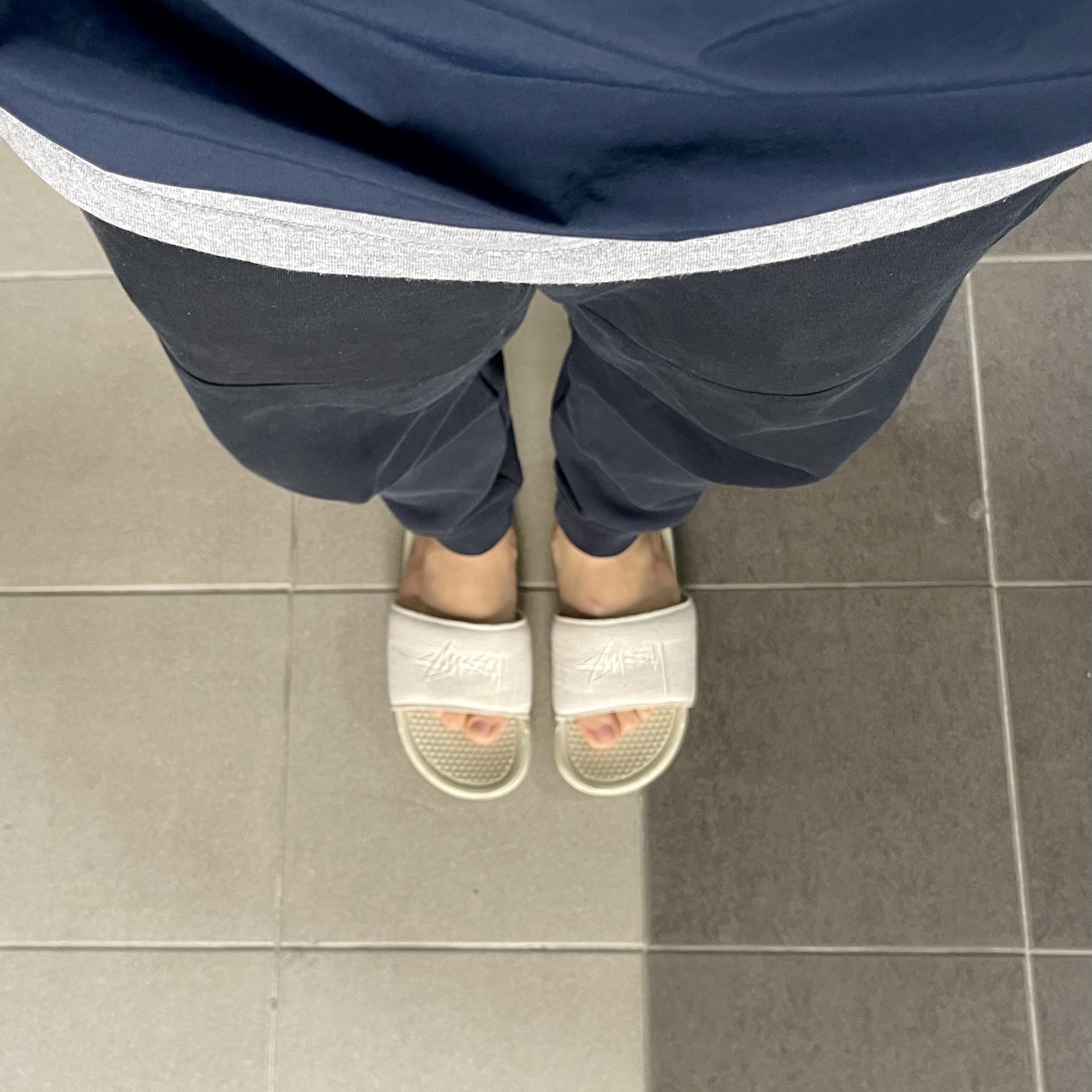 Nike x Stussy Benassi Hemp Slide Fossil Stone 착용 스타일