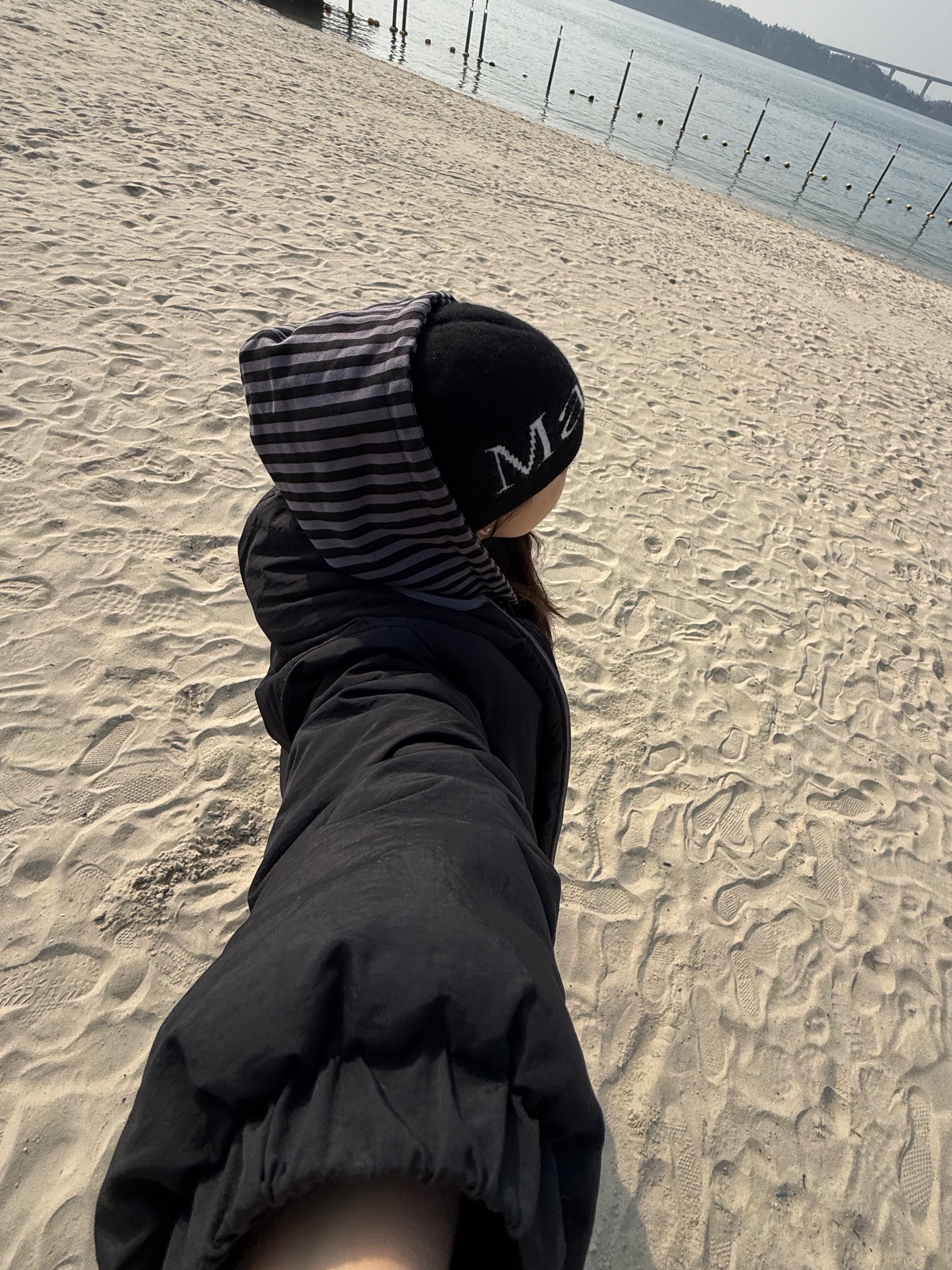 Matin Kim Logo Jacquard Short Beanie Black, Subu Permanent F-Line Dots 착용 스타일 - 1