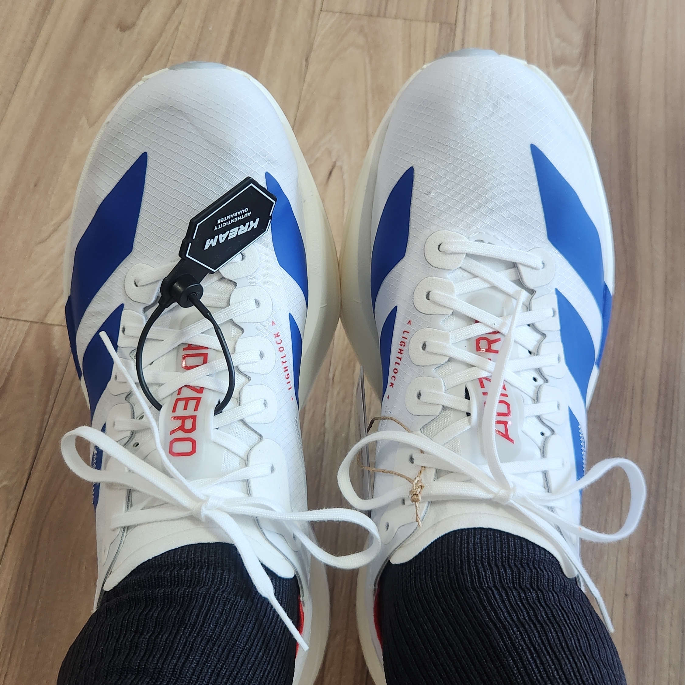 Adidas Adizero Adios Pro 4 Cloud White Royal Blue 착용 스타일 - 3