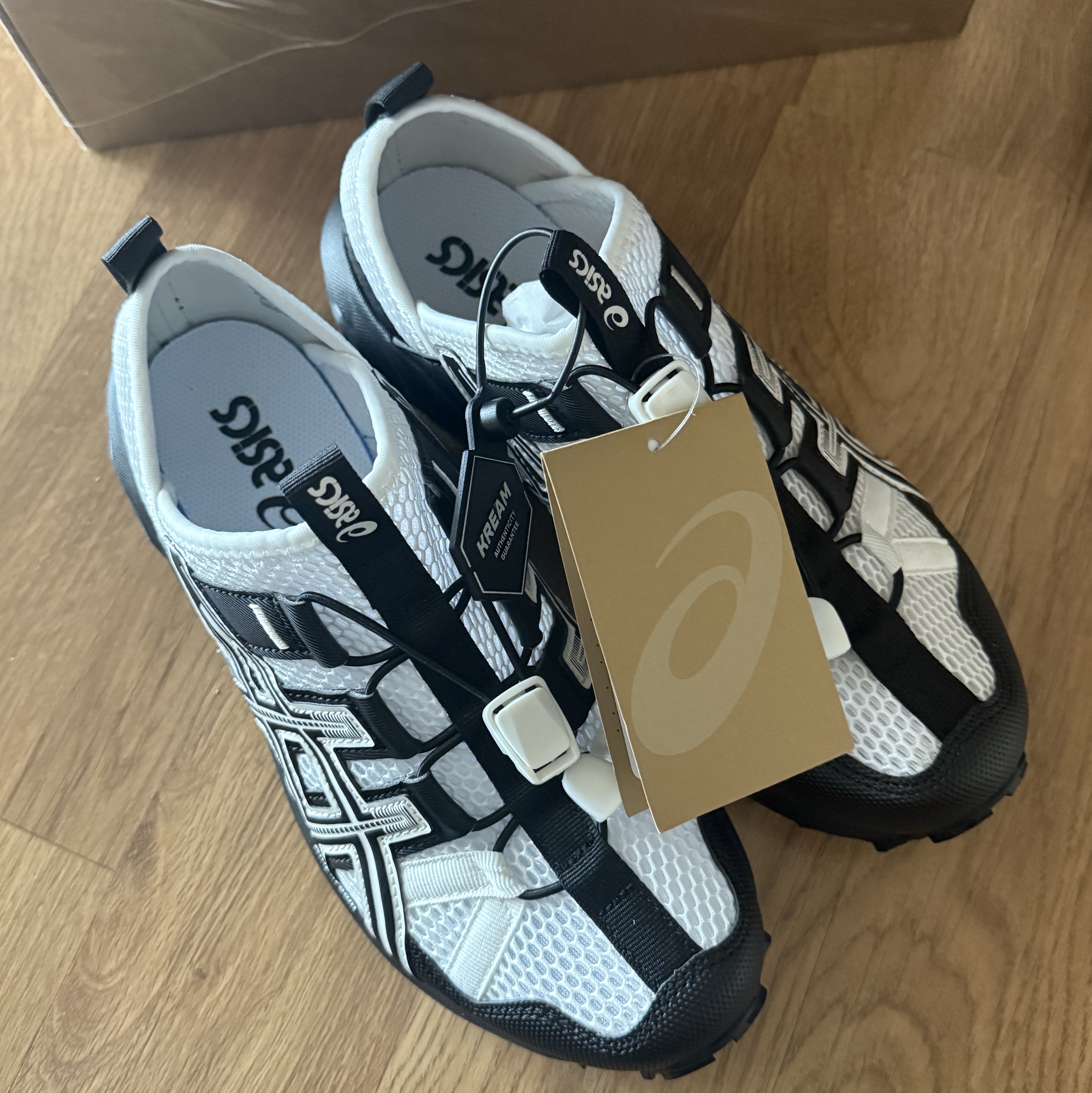 Asics Gel-Sonoma TR Trail Outdoor White Black 착용 스타일 - 2