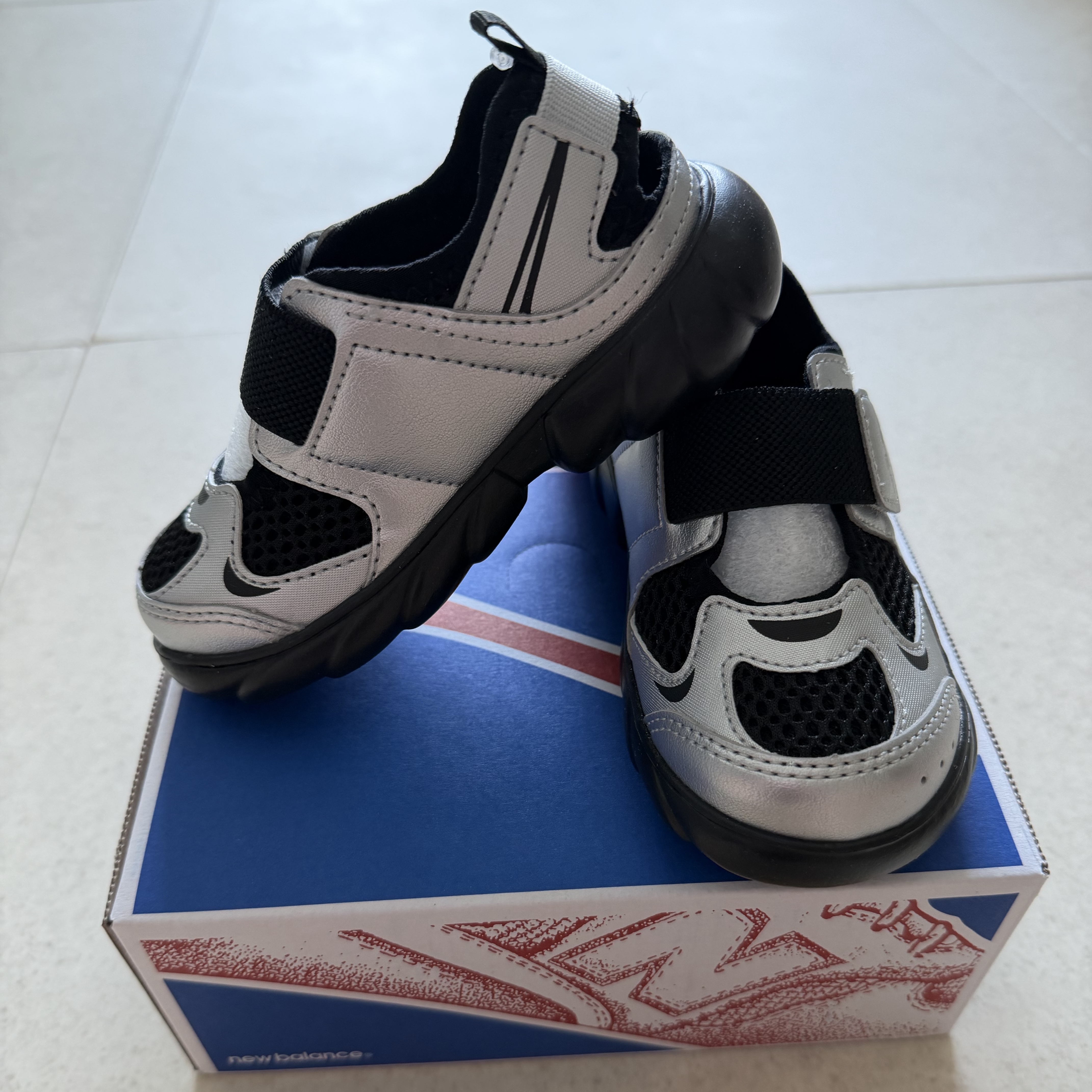 (TD) New Balance Freedle 920 Sandal Gray 착용 스타일 - 4