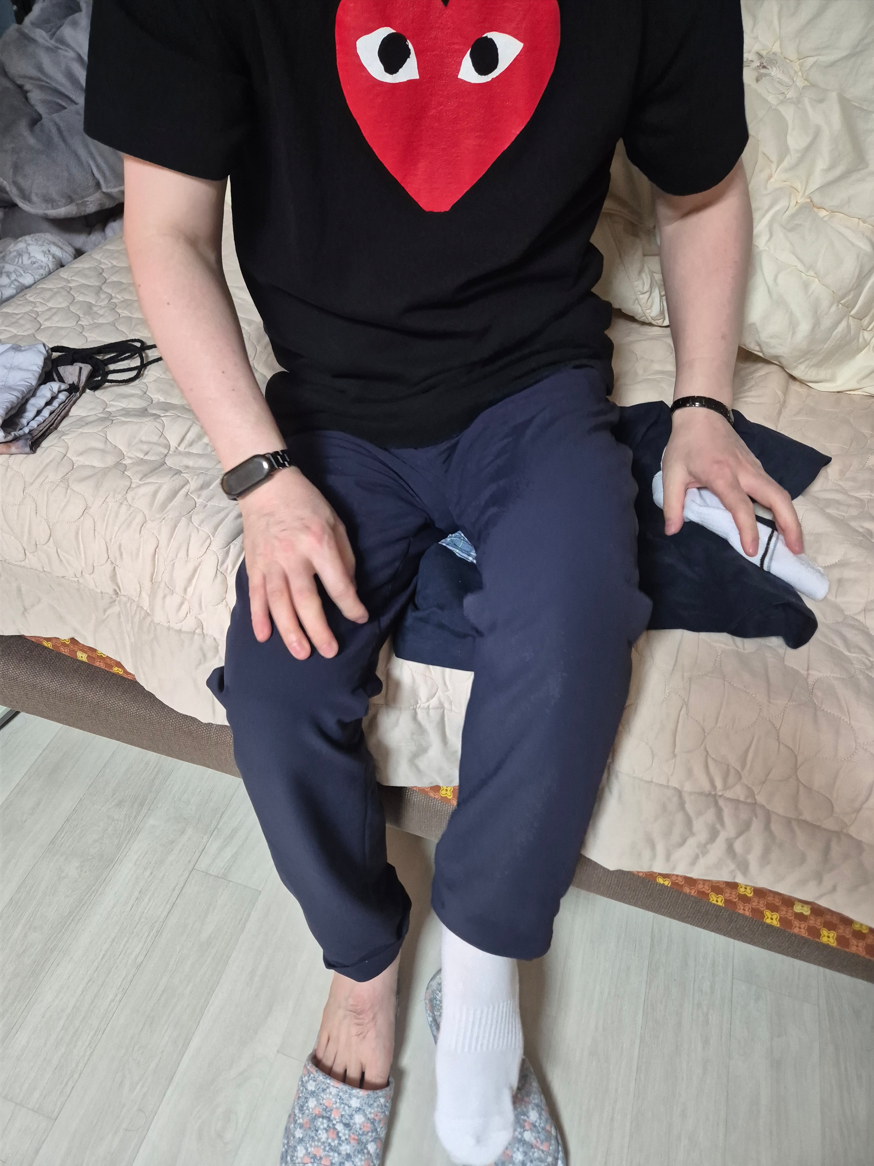 Play Comme des Garcons Red Heart T-Shirt Black 착용 스타일