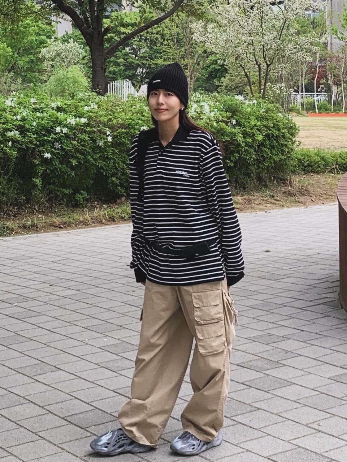 Supreme Overdyed Beanie Black, Adidas Yeezy Foam RNNR MX Granite 착용 스타일 - 1