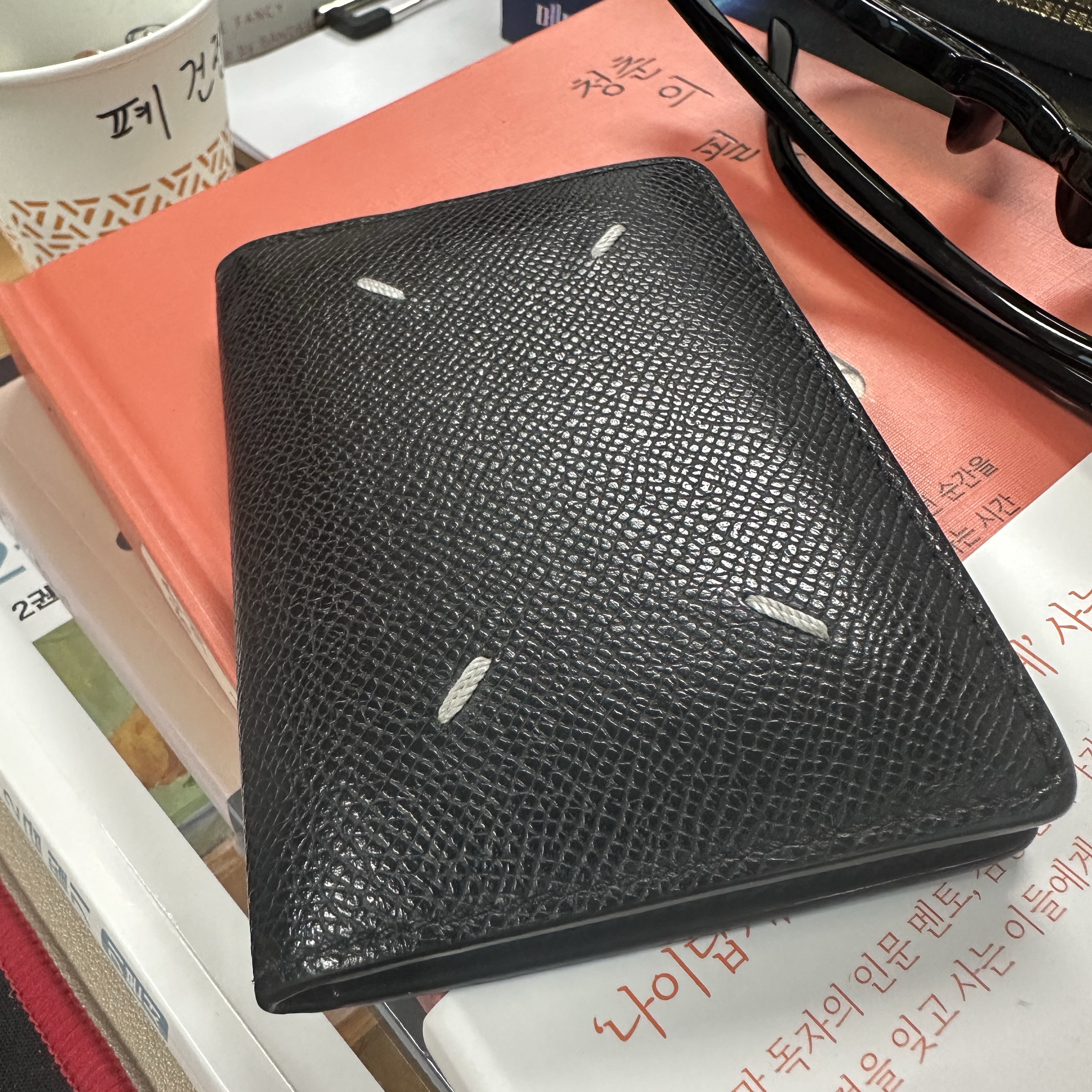 Maison Margiela Leather Bi-Fold Card Holder Black 착용 스타일