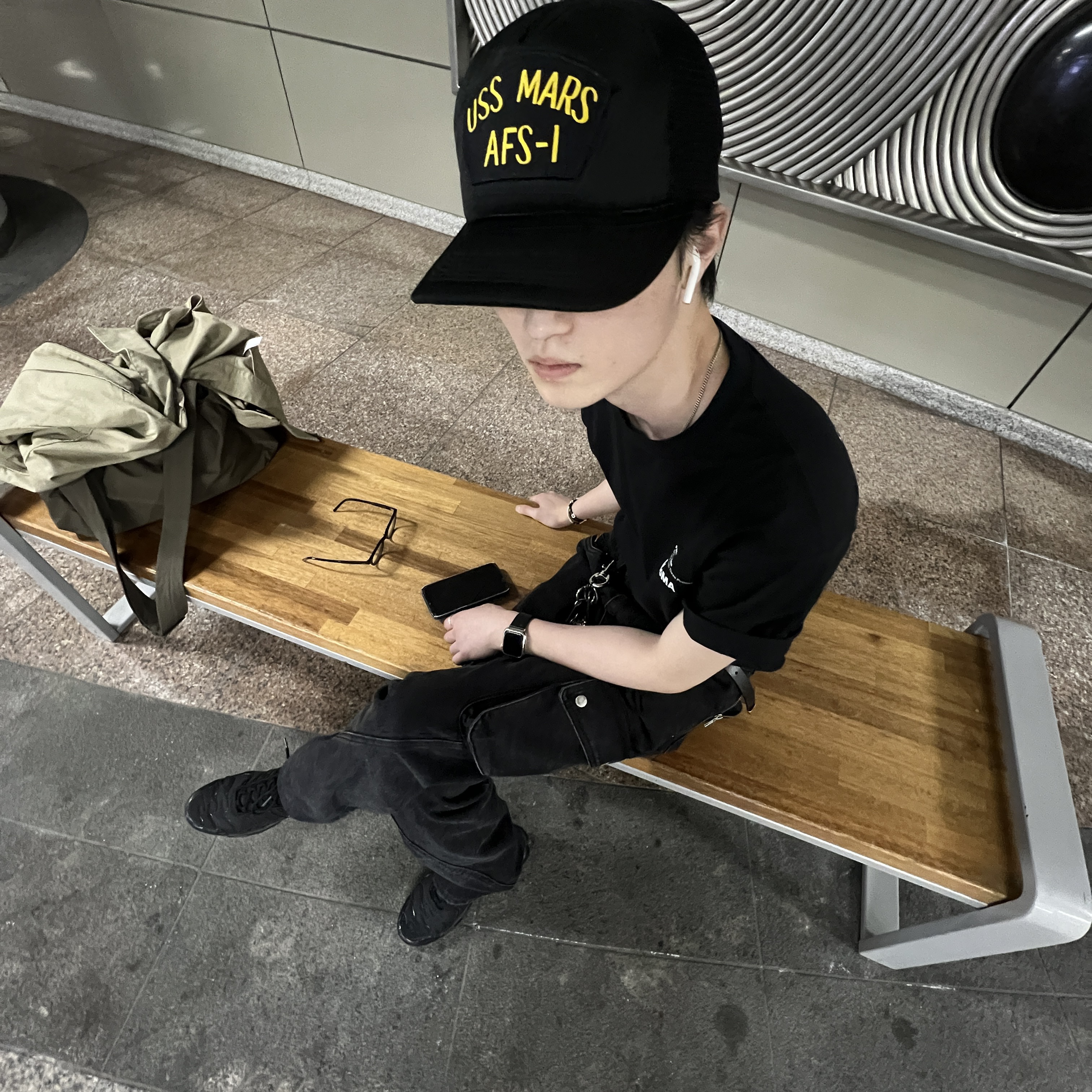 Nike Air Max Plus Triple Black, Uniqlo U Drawstring Shoulder Bag Olive 착용 스타일 - 2