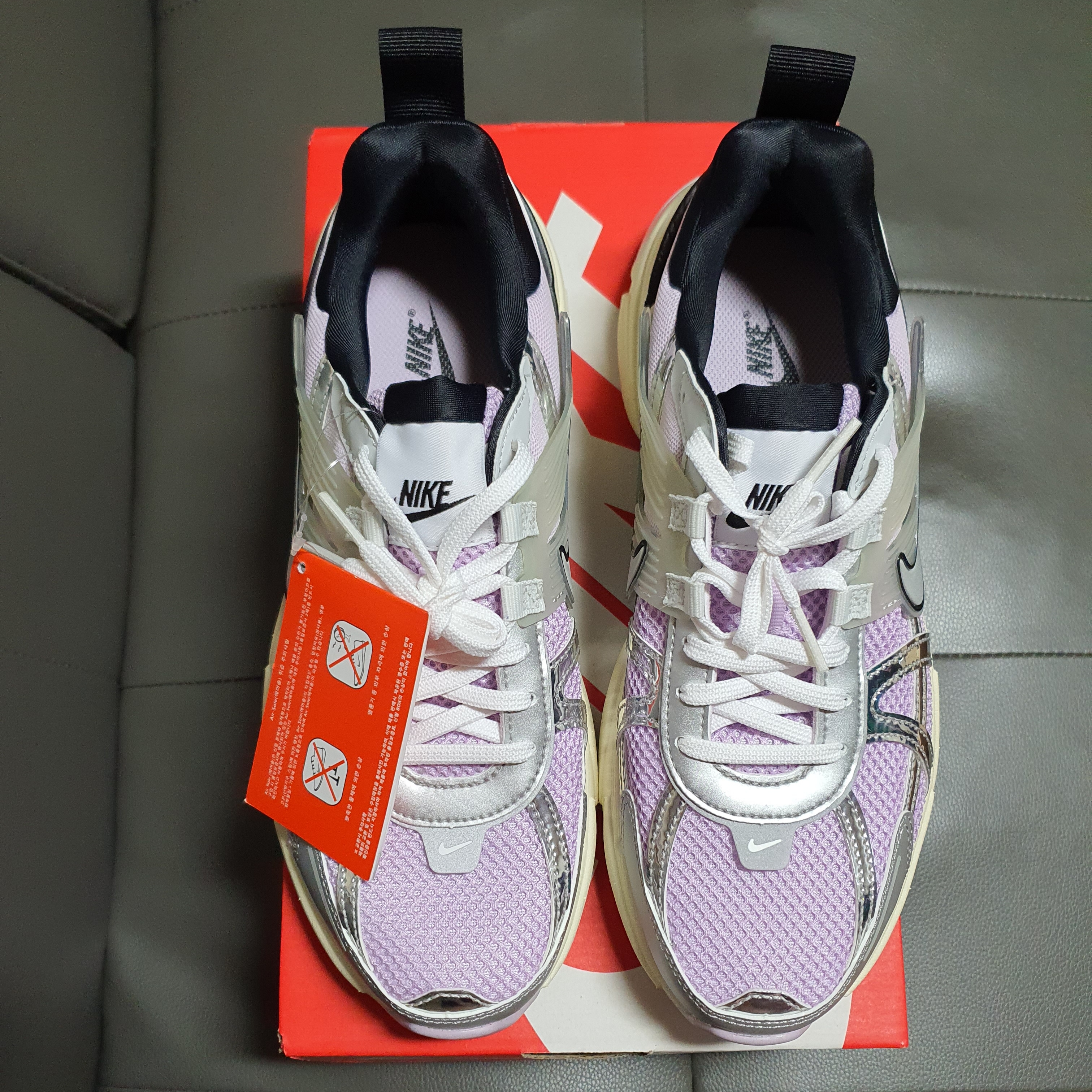 (W) Nike V2K Run Doll Black 착용 스타일