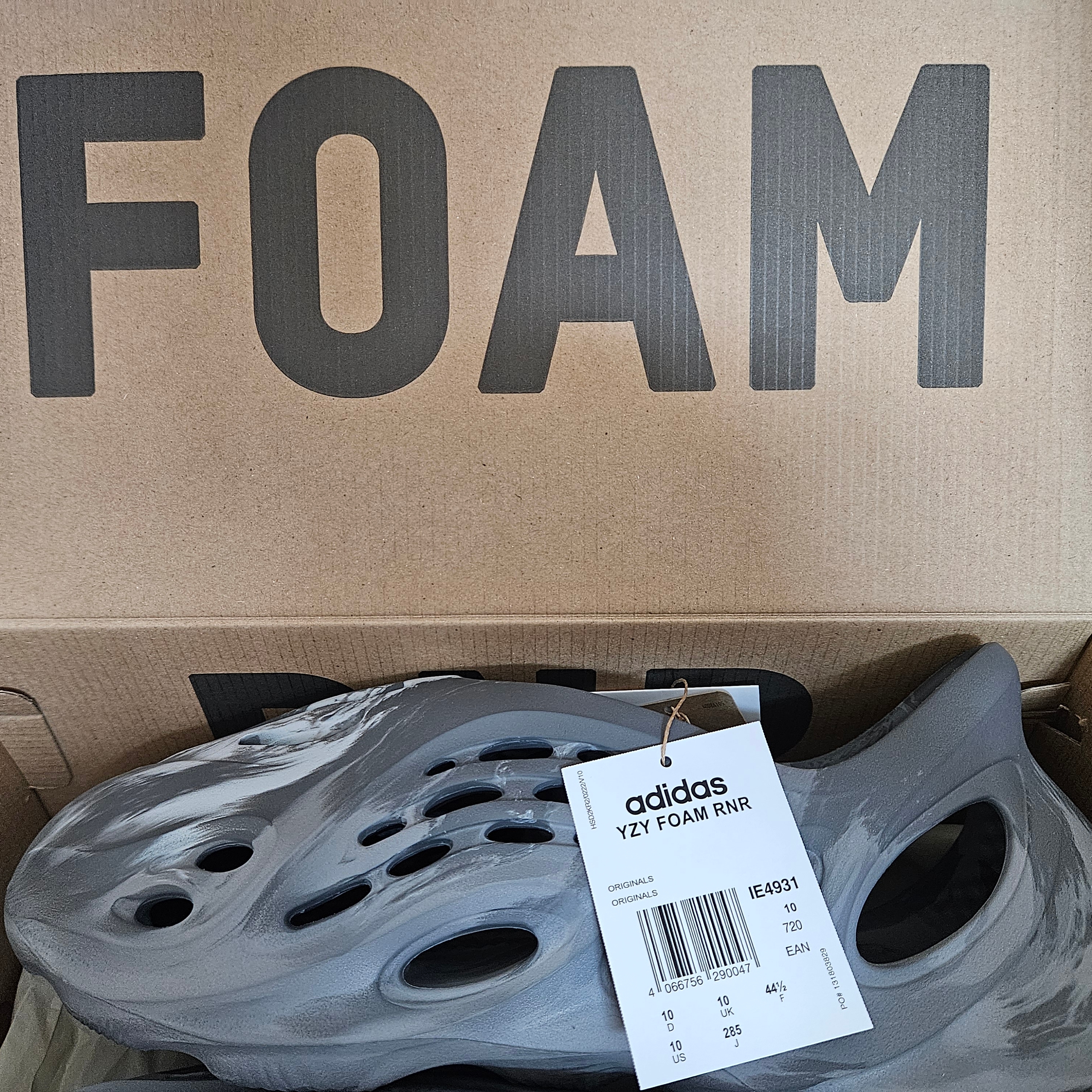 Adidas Yeezy Foam RNNR MX Granite 착용 스타일