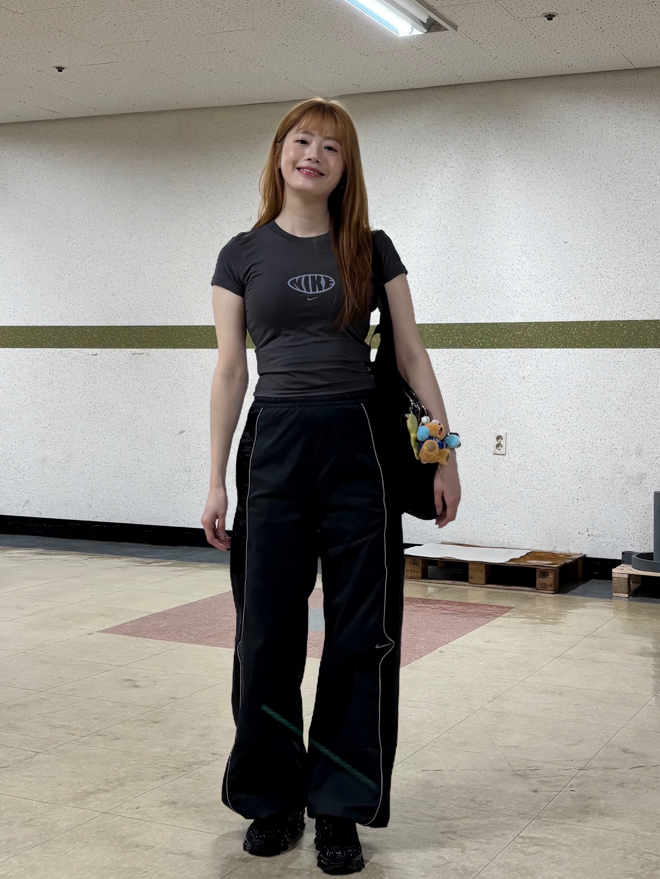 (W) Nike Shox TL Black and Max Orange, Starbucks x KBO Lions Bearista Keychain 착용 스타일 - 4