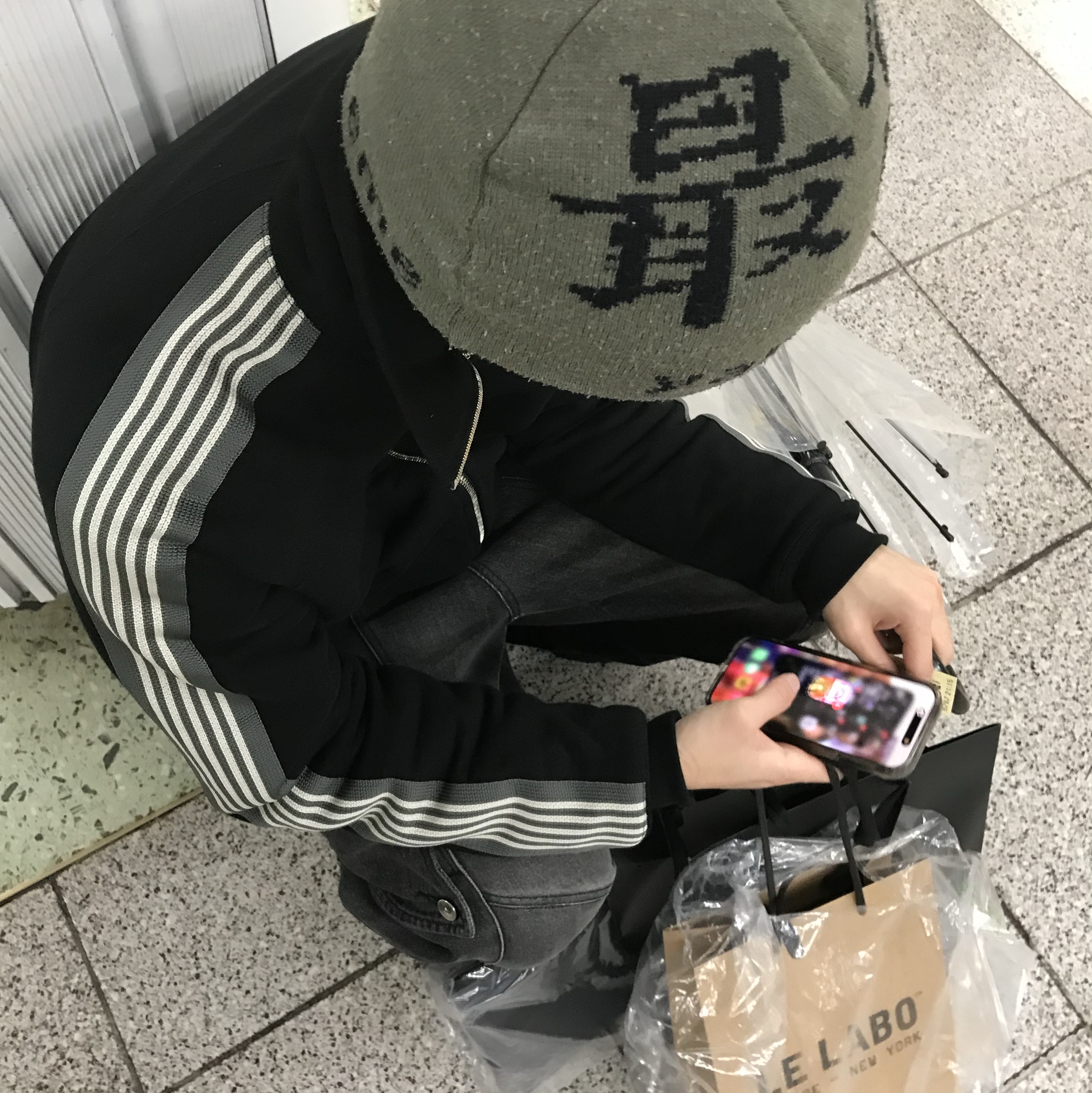 Supreme x Yohji Yamamoto Beanie Olive - 22FW, Stussy x Martine Rose Collage Pigment Dyed T-Shirt Black 착용 스타일 - 3