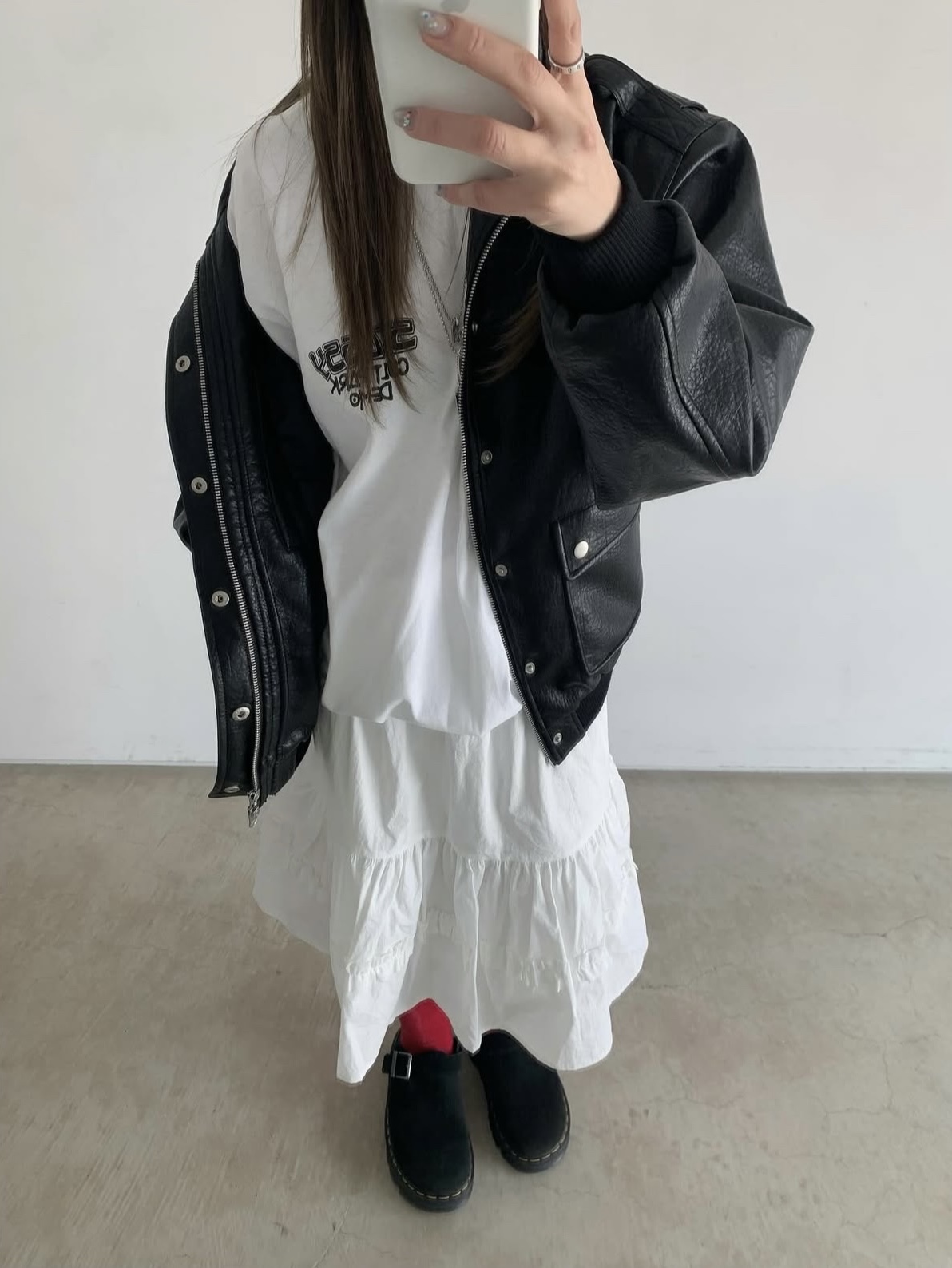 Stussy California Grown Pigment Dyed T-Shirt Natural, Dr. Martens Zebzag Mules Black 착용 스타일