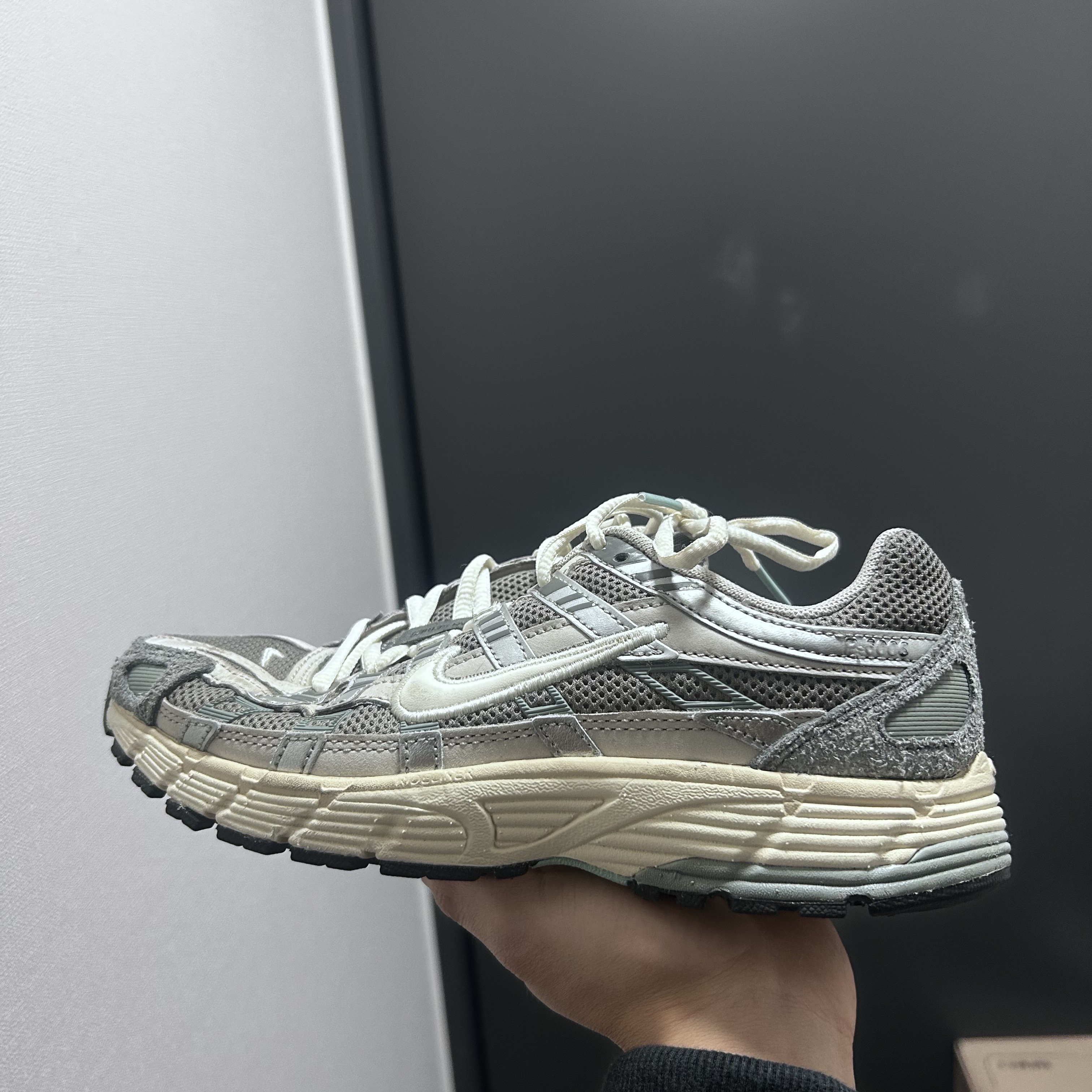 Nike P-6000 Flat Pewter Light Iron Ore 착용 스타일