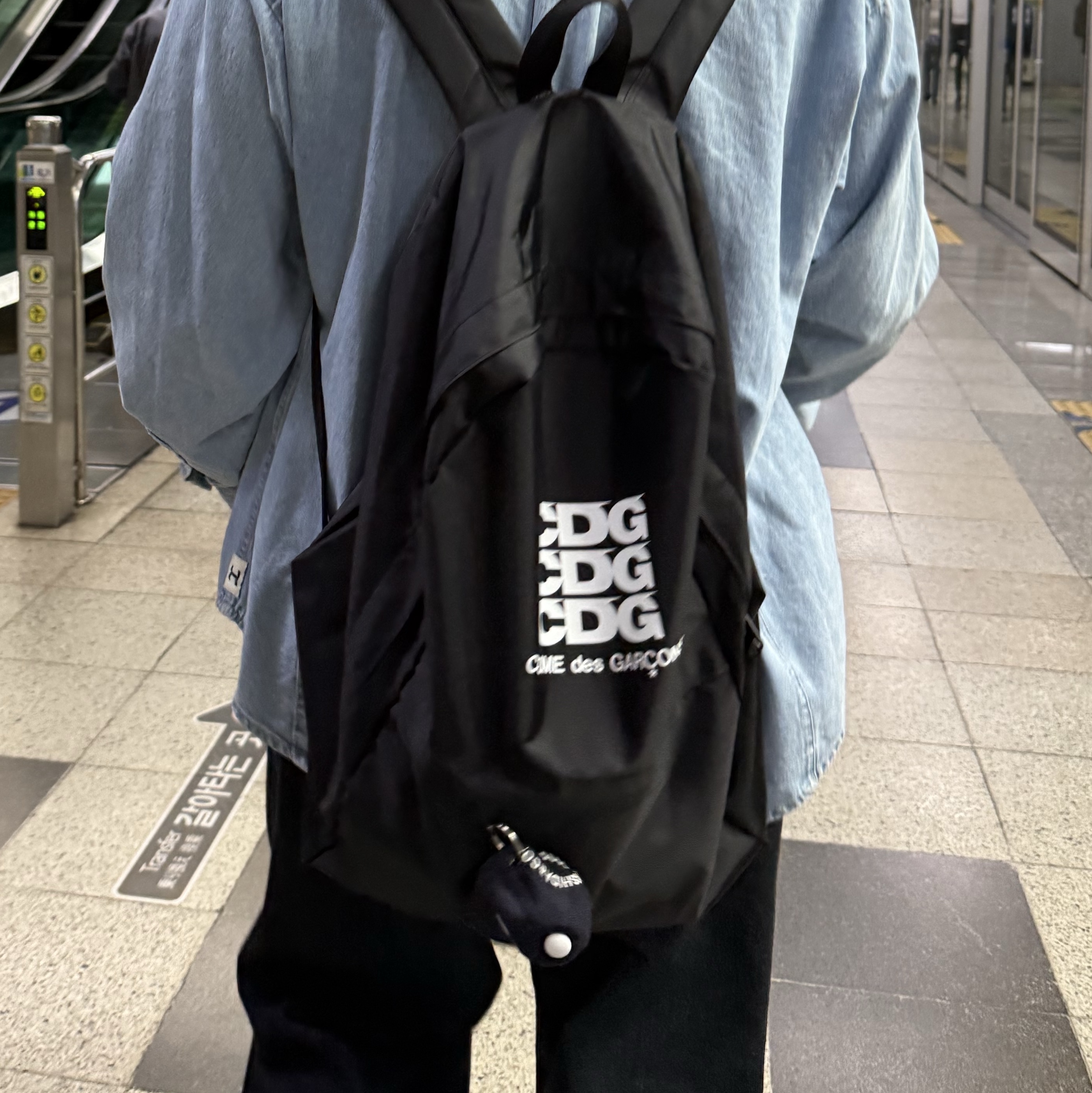 CDG Backpack Black 착용 스타일