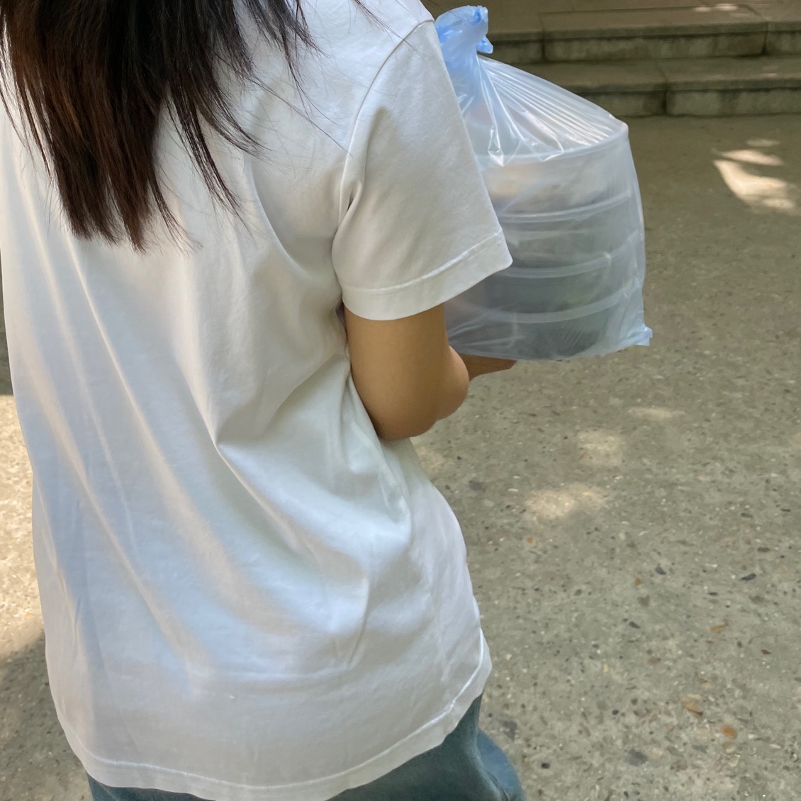 The Museum Visitor Berlin Love Heart Sprayed T-Shirt White 착용 스타일