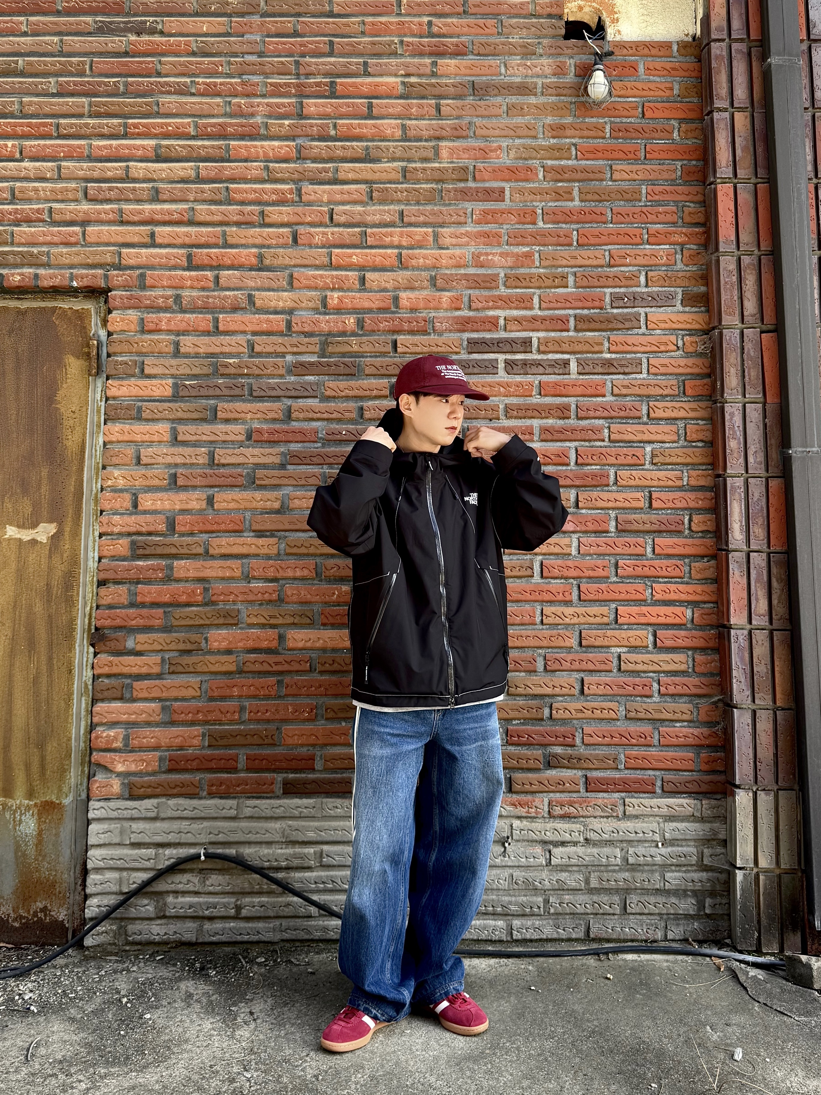 The North Face White Label Britton Jacket Black, Adidas Bermuda College Burgundy 착용 스타일 - 5
