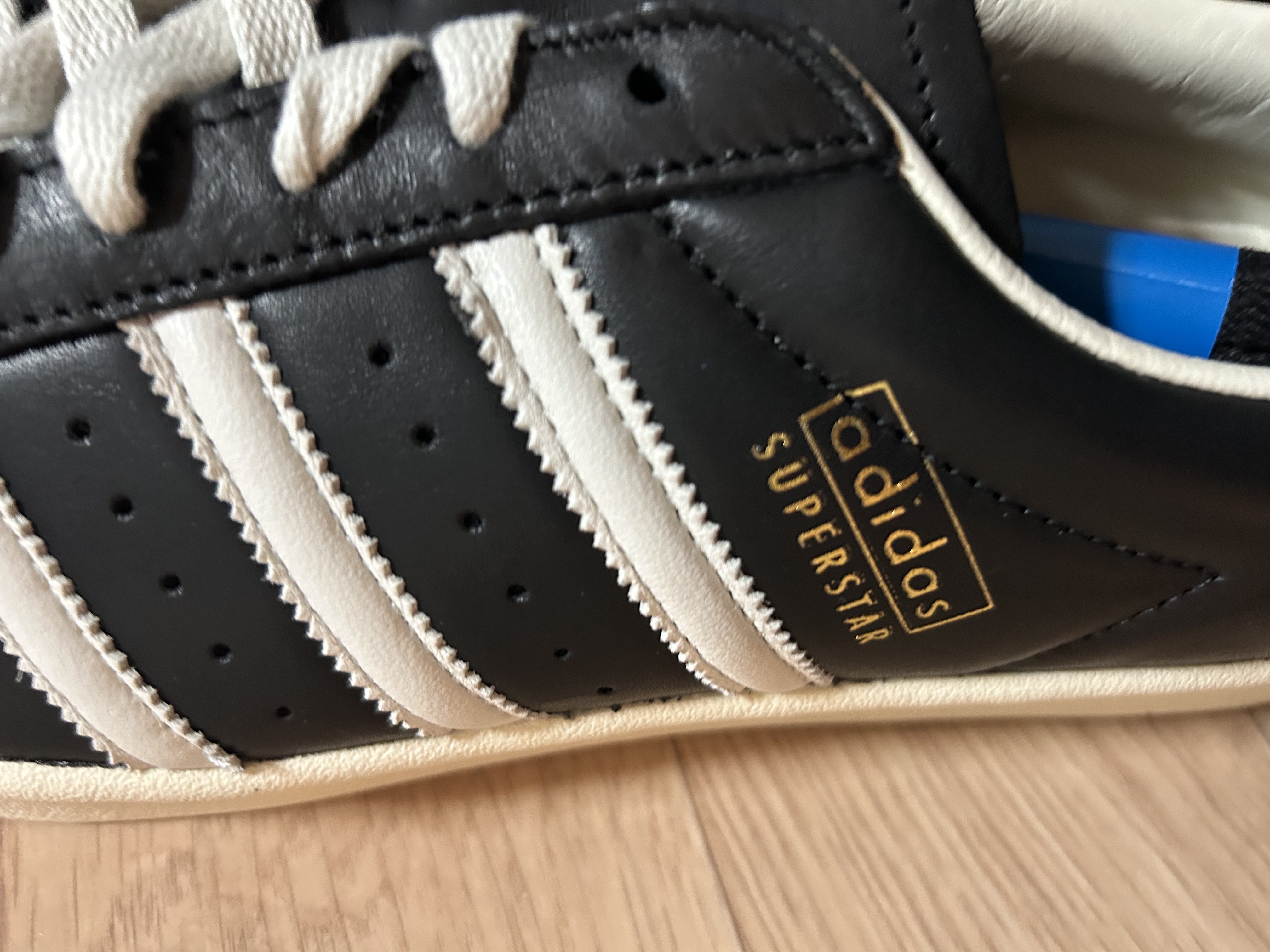 Adidas Superstar Vintage Core Black Core White 착용 스타일