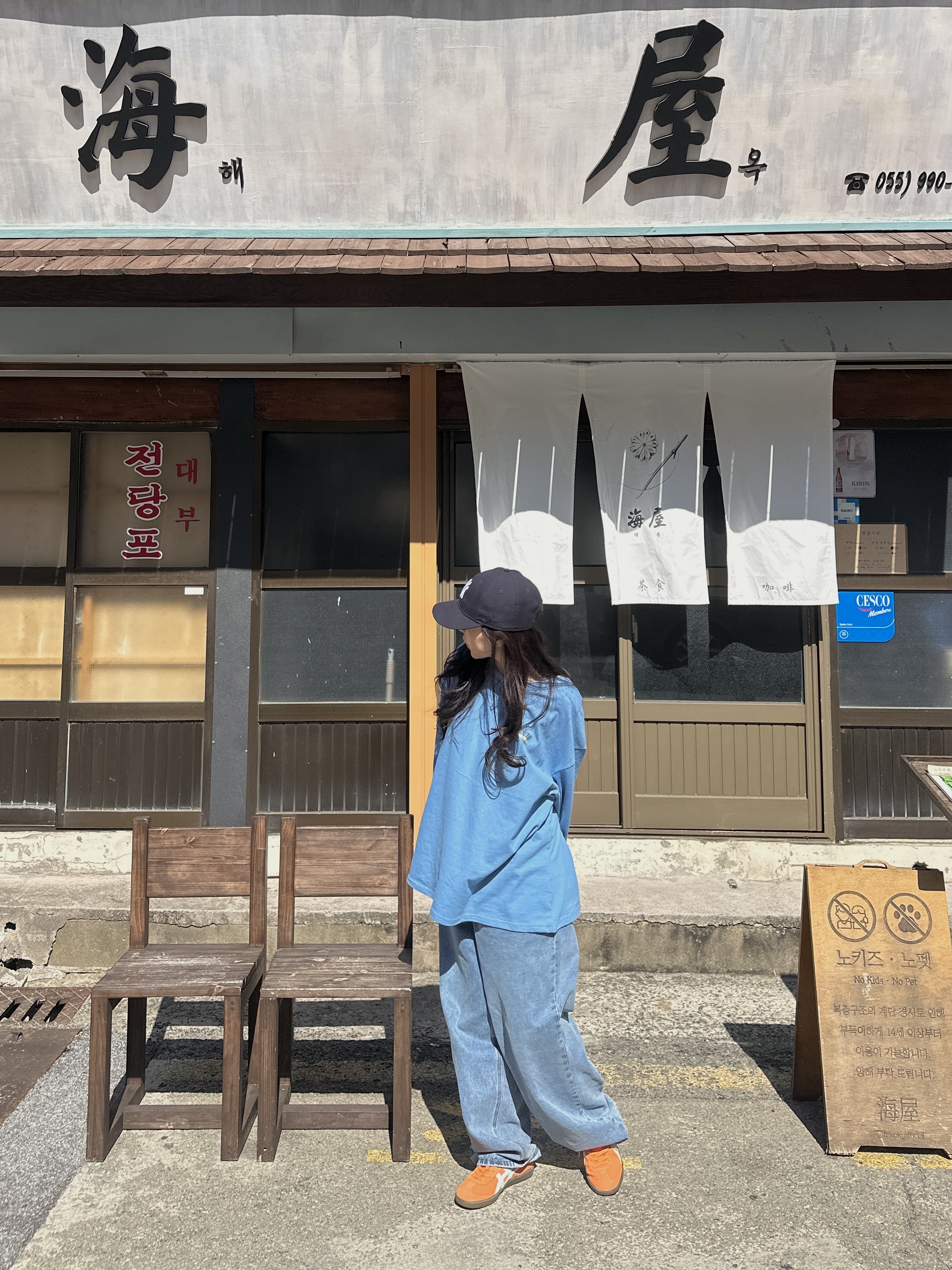Onitsuka Tiger Tokuten Sun Peach Pale Blue, New Era x Beams New York Yankees 9FIFTY Retro Crown Cap Navy 착용 스타일 - 1