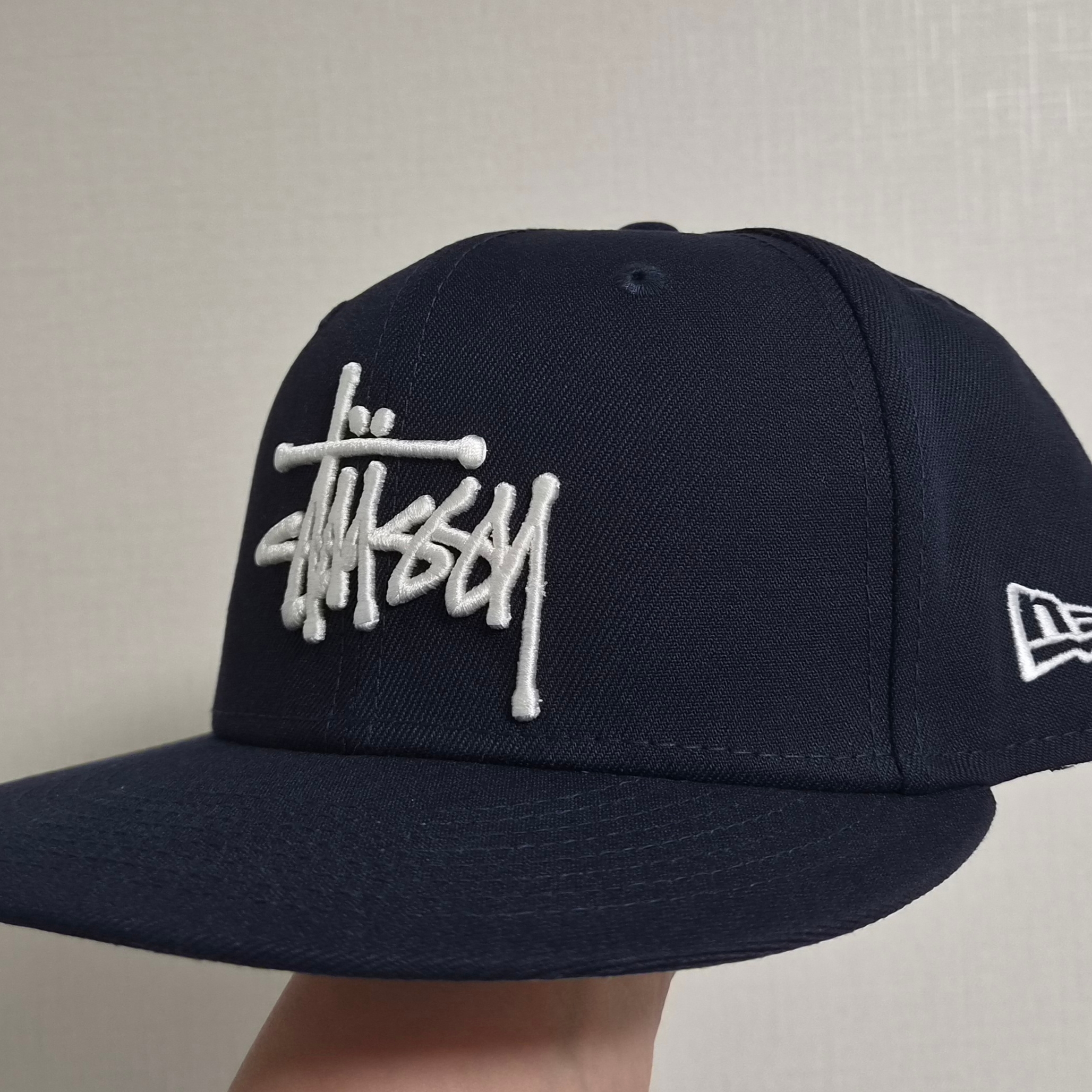 Stussy Authentic New Era Cap Navy 착용 스타일 - 2