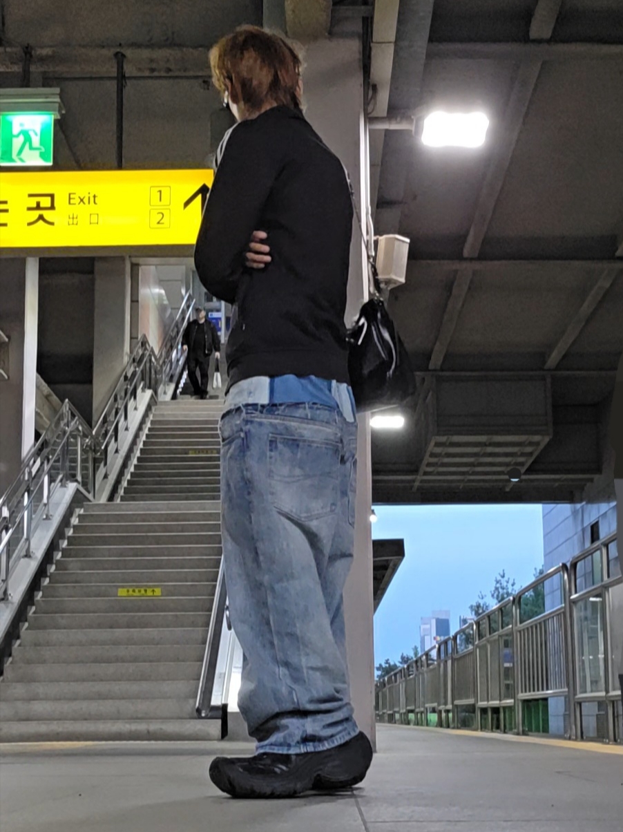 Balenciaga Up Baggy Pants Blue, Balenciaga 10XL Sneakers Black 착용 스타일 - 5