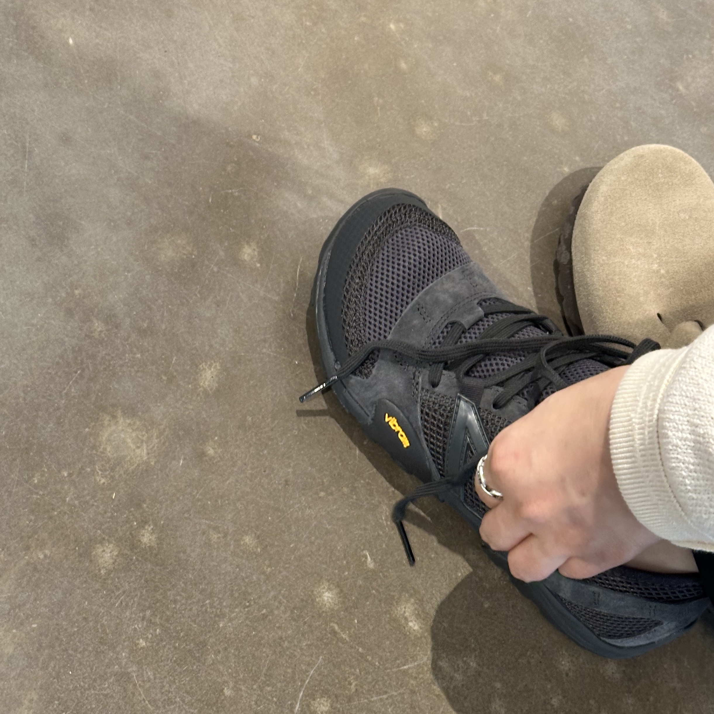New Balance Minimus MT10O Black Castlerock 착용 스타일