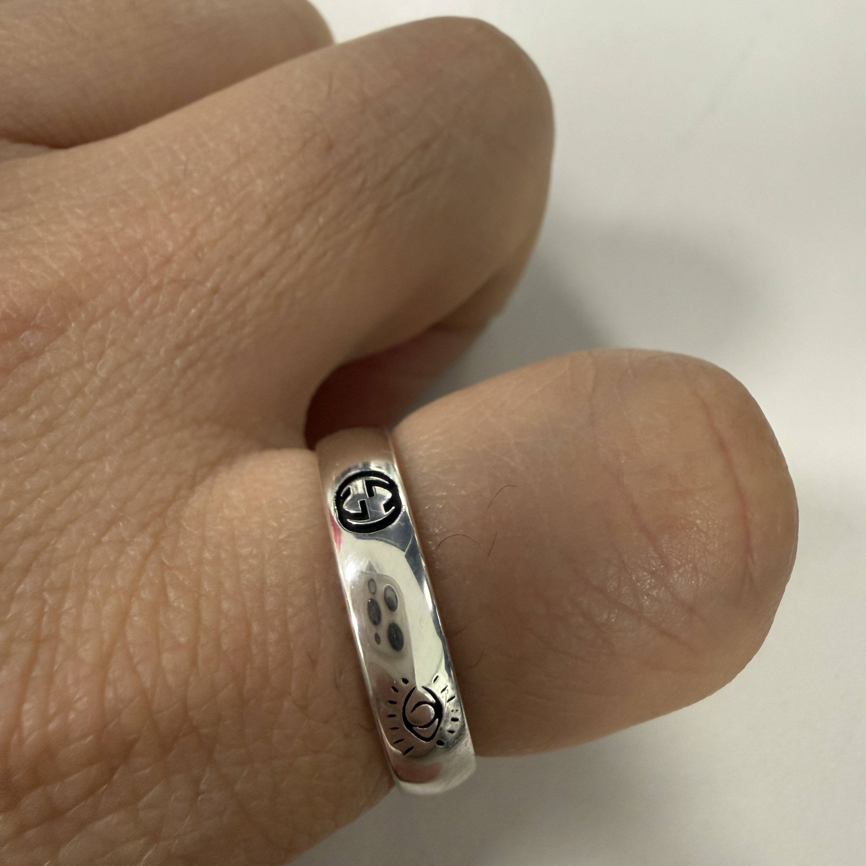 Gucci Blind For Love Ring Silver 착용 스타일