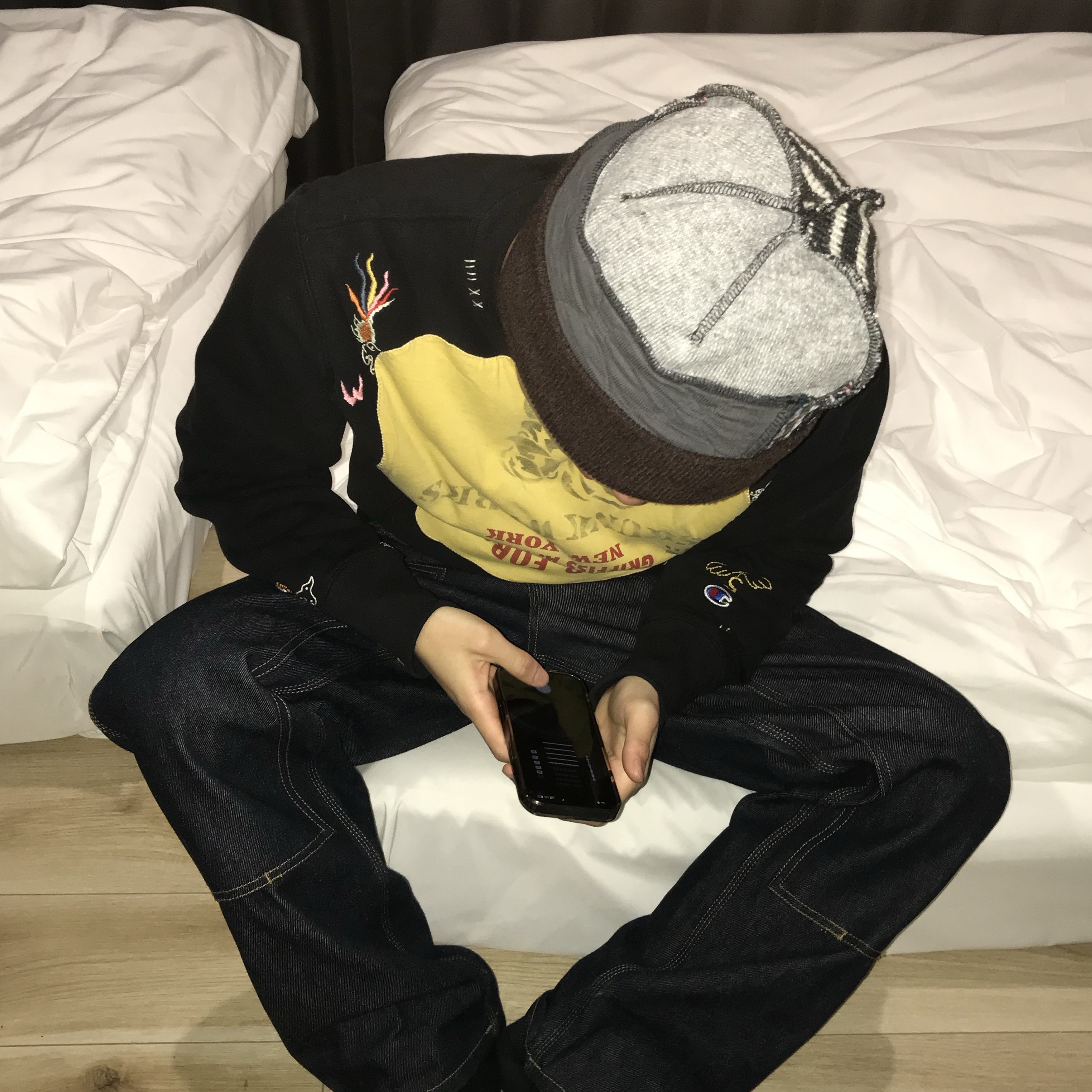 COYSEIO Patchwork Beanie Brown 착용 스타일 - 2