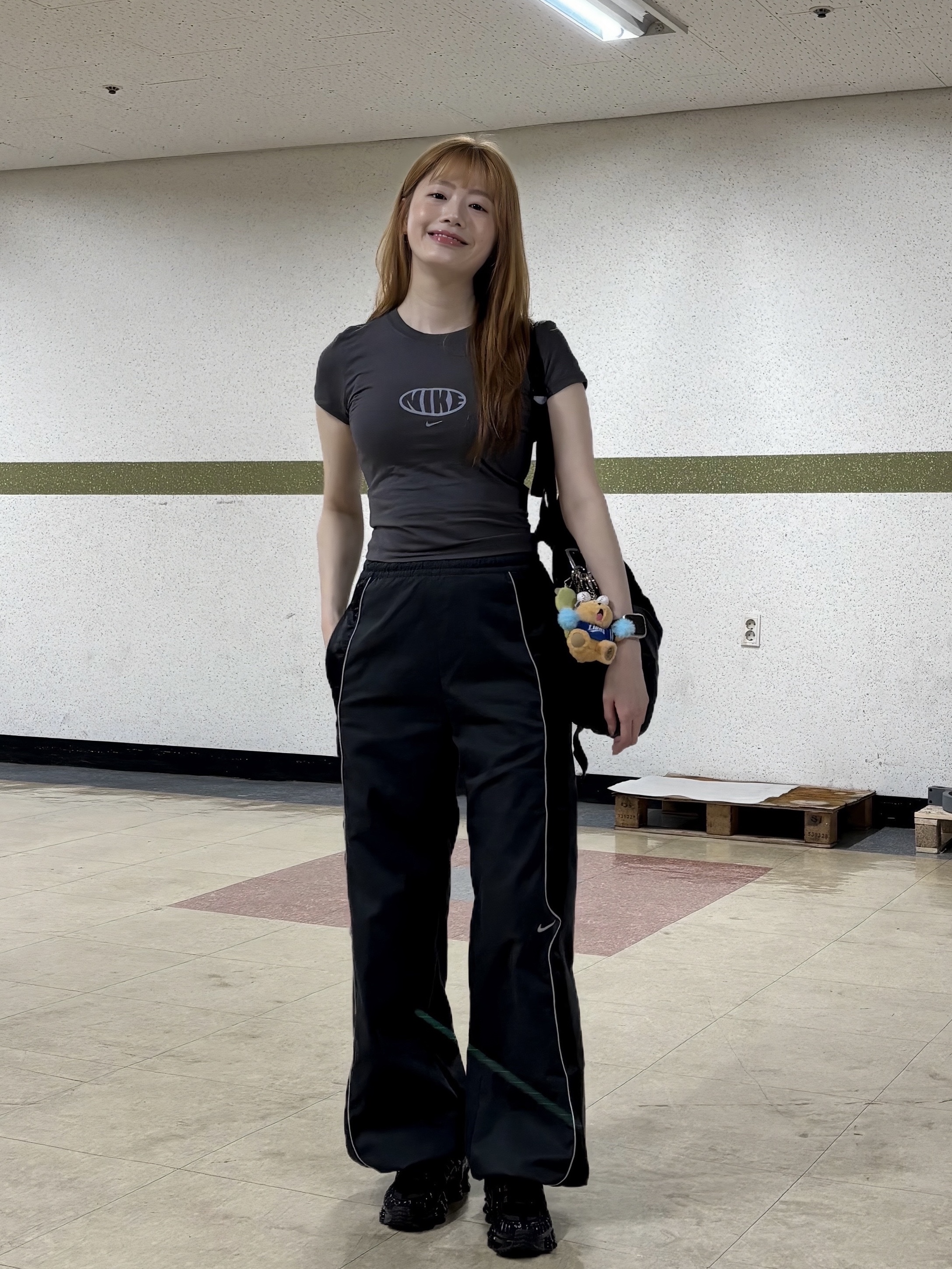 (W) Nike Shox TL Black and Max Orange, Starbucks x KBO Lions Bearista Keychain 착용 스타일 - 5