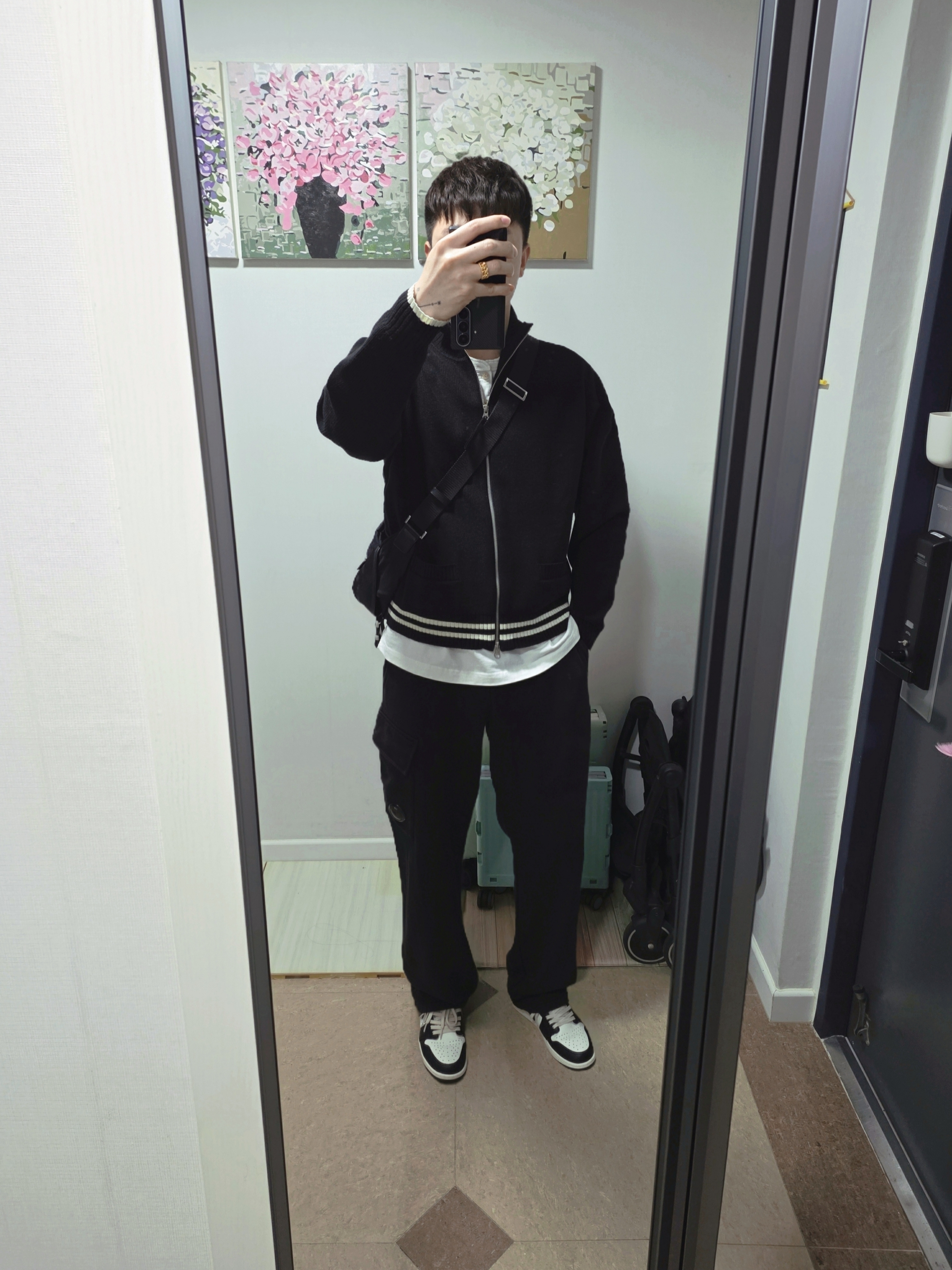 Matin Kim Spell Point Stripe Knit Cardigan Black 착용 스타일 - 2
