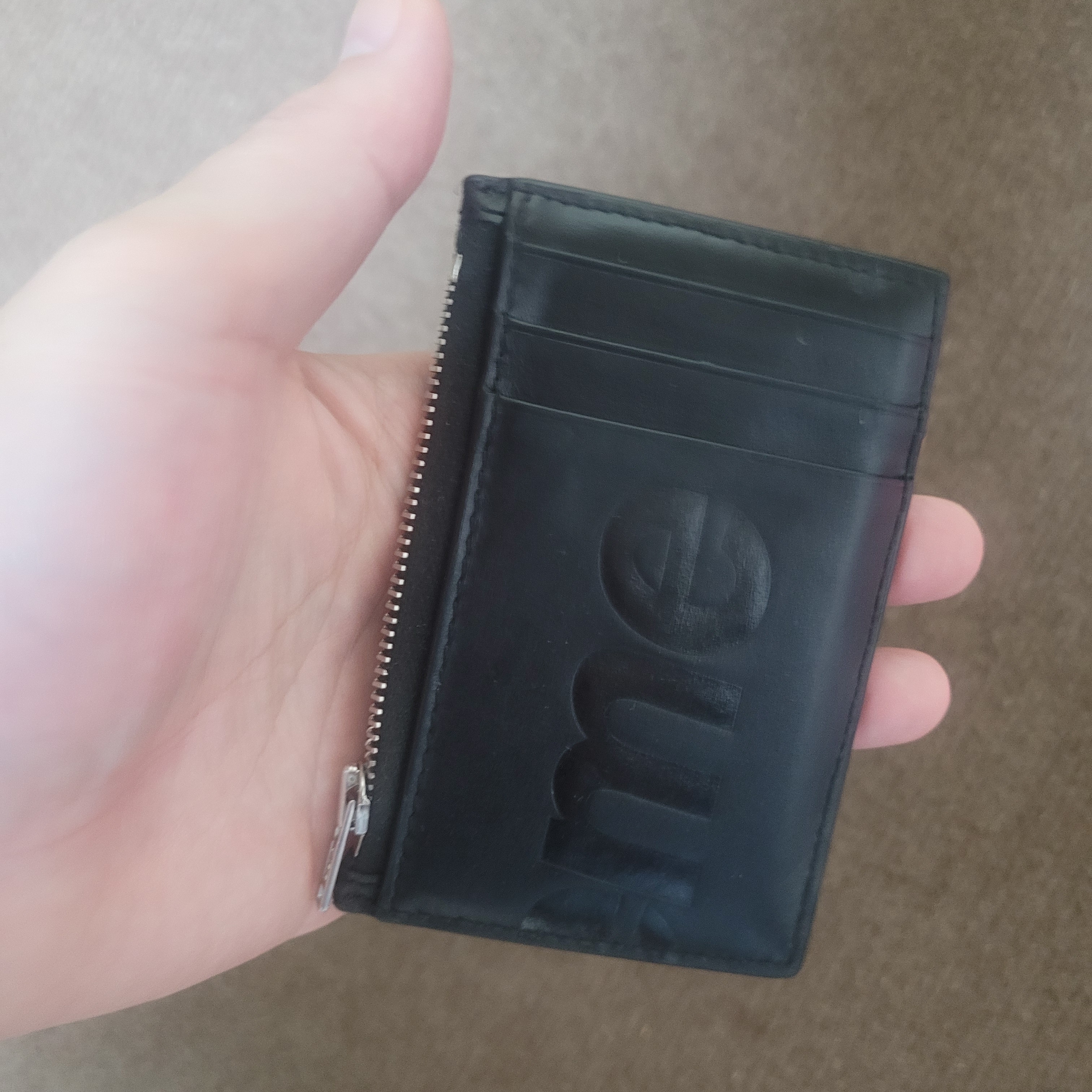 Supreme Leather Zip Card Holder Black 착용 스타일