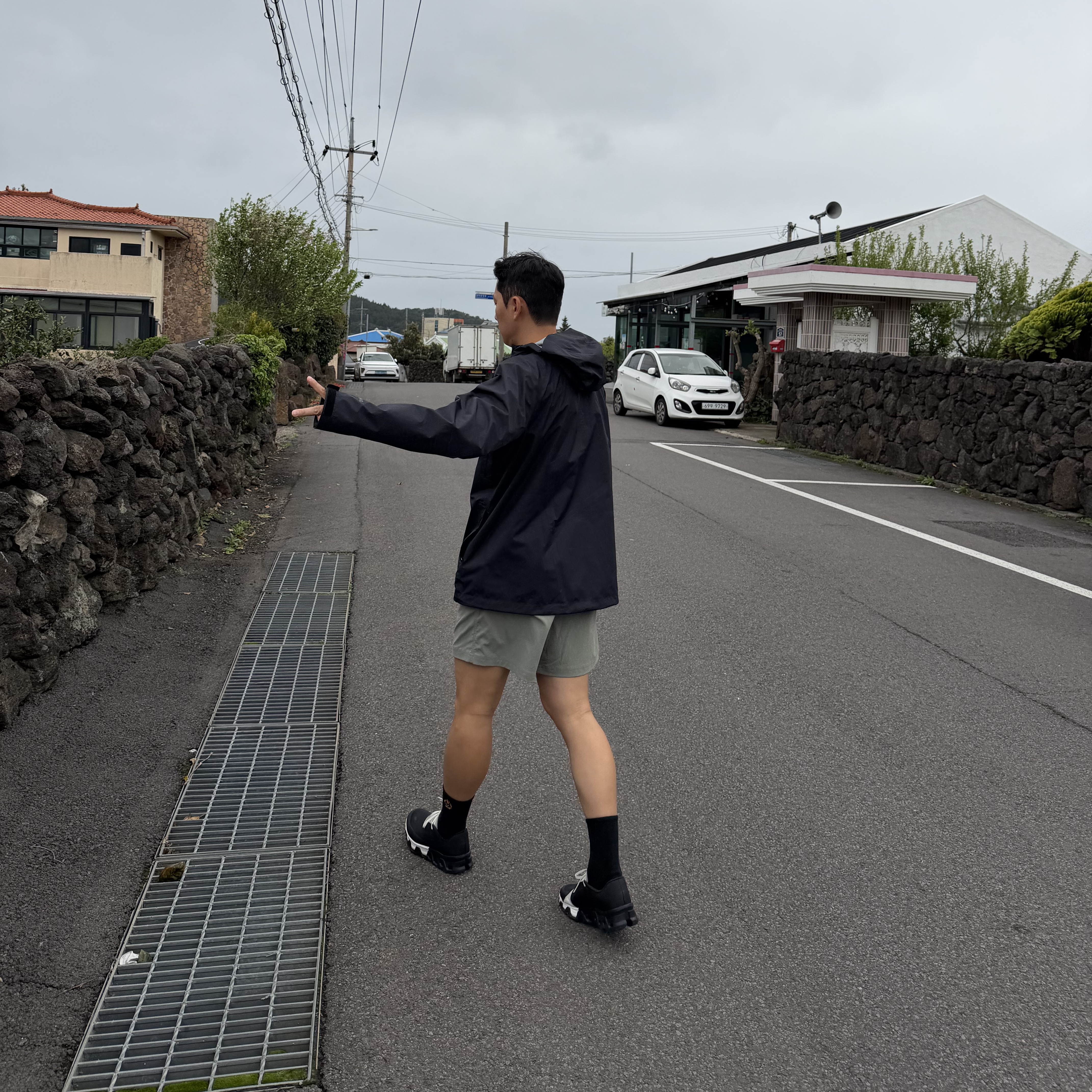 On Running x Post Archive Faction (Paf) Cloudmonster Hyper Black 착용 스타일