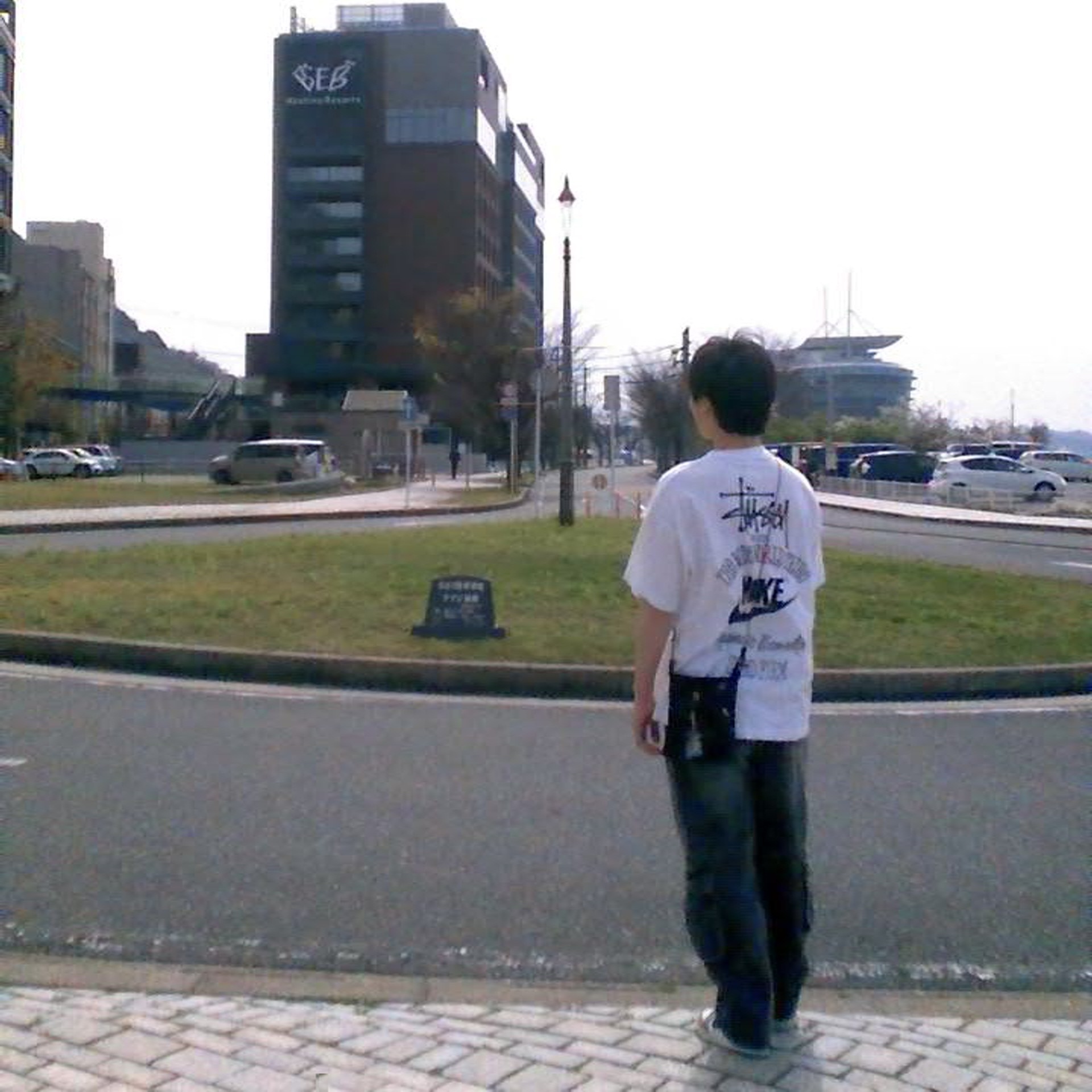 Nike x Stussy T-Shirt White (DV1774-100), Jordan 1 Retro Low OG Medium Olive and Summit White 착용 스타일 - 3